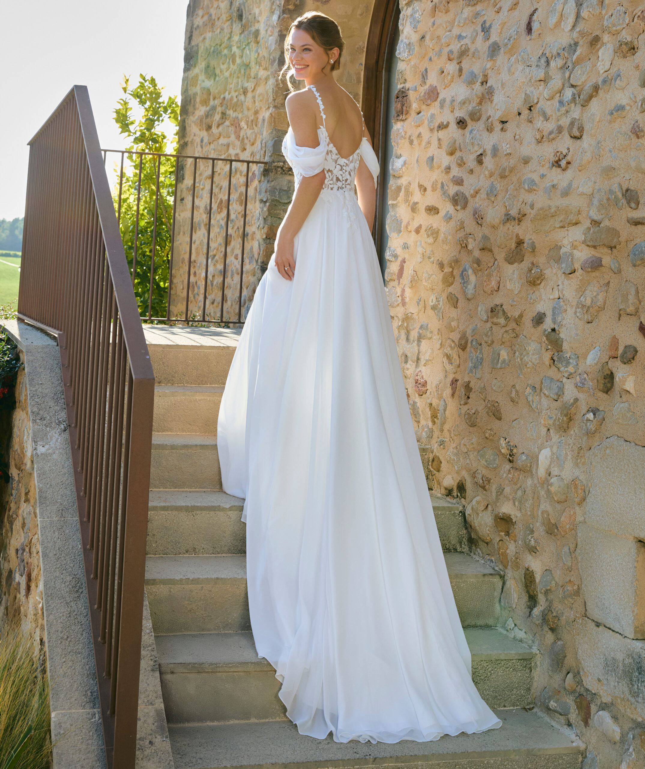 Batial dos White One robe de mariée trapèze A-line fluide top décolleté coeur en guipure bretelles fines manchettes mousseline drapée jupe mousseline fendue traîne magasin de robes de mariée Paris