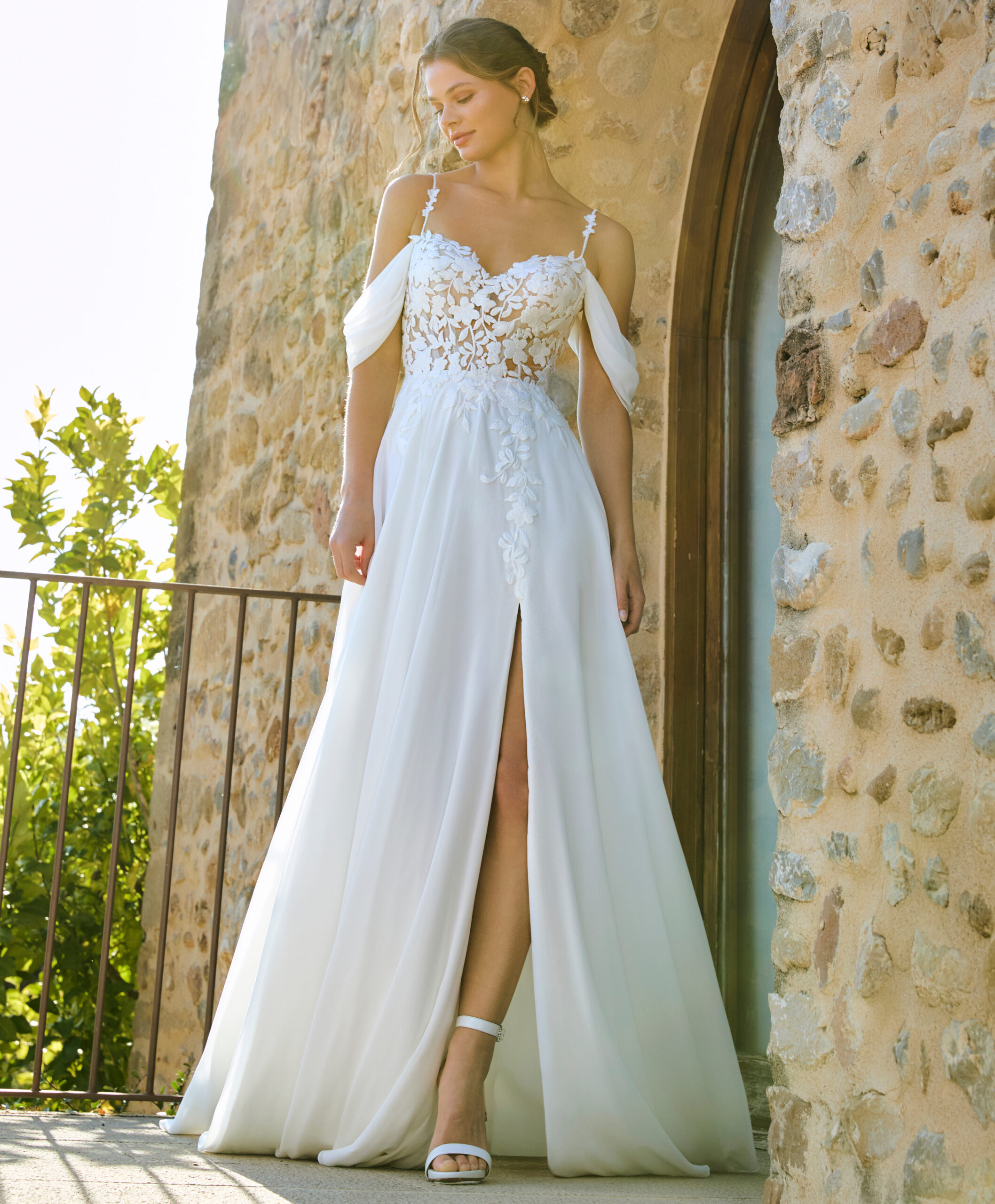 Batial face White One robe de mariée trapèze A-line fluide top décolleté coeur en guipure bretelles fines manchettes mousseline drapée jupe mousseline fendue traîne magasin de robes de mariée Paris