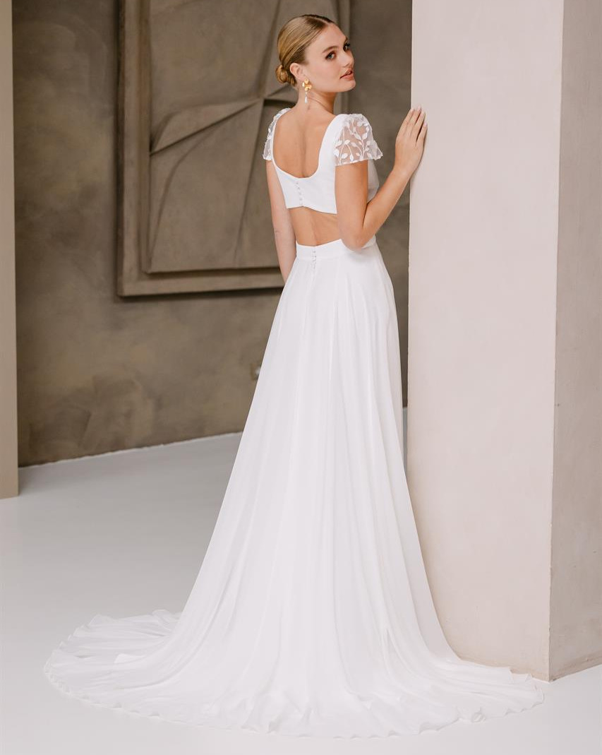 Cesaria dos Marylise robe de mariée fluide encolure ronde découpe latérales manches courtes dentelle dos graphique fluide épurée sobre magasin de robes de mariage Paris