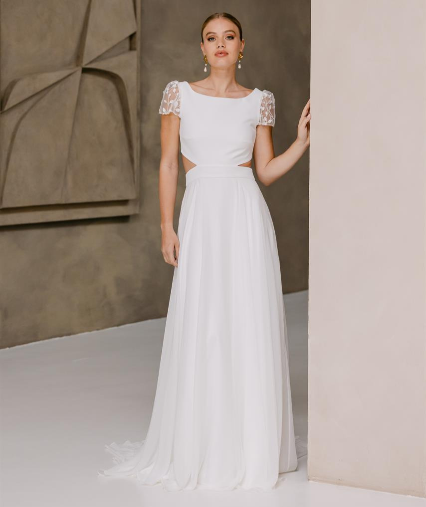 Cesaria face Marylise robe de mariée fluide encolure ronde découpe latérales manches courtes dentelle dos graphique fluide épurée sobre magasin de robes de mariage Paris