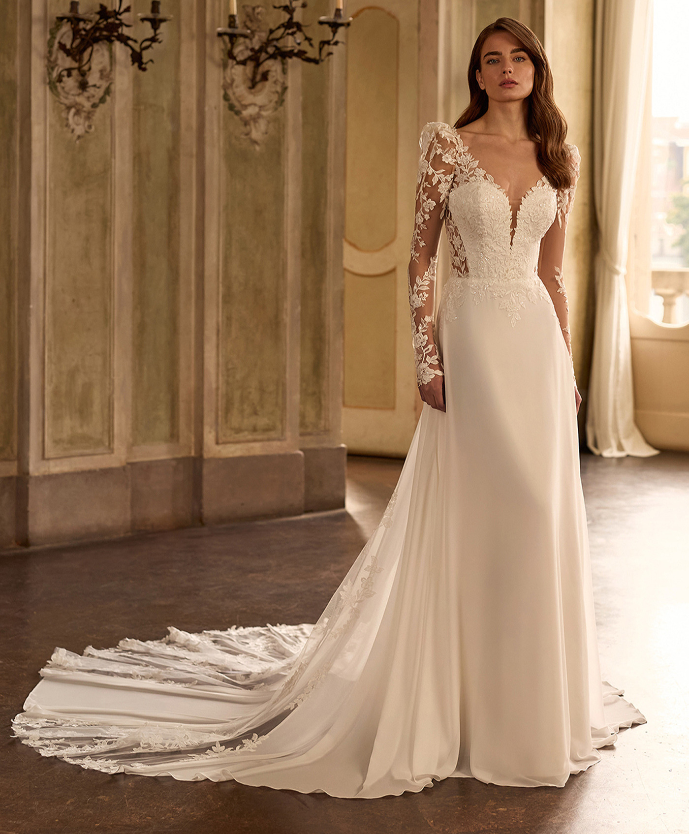 Coral face Alberto Palatchi robe de mariée fluide trapèze mousseline décolleté V manches longues dentelle amovibles magasin de robes de mariée Annecy