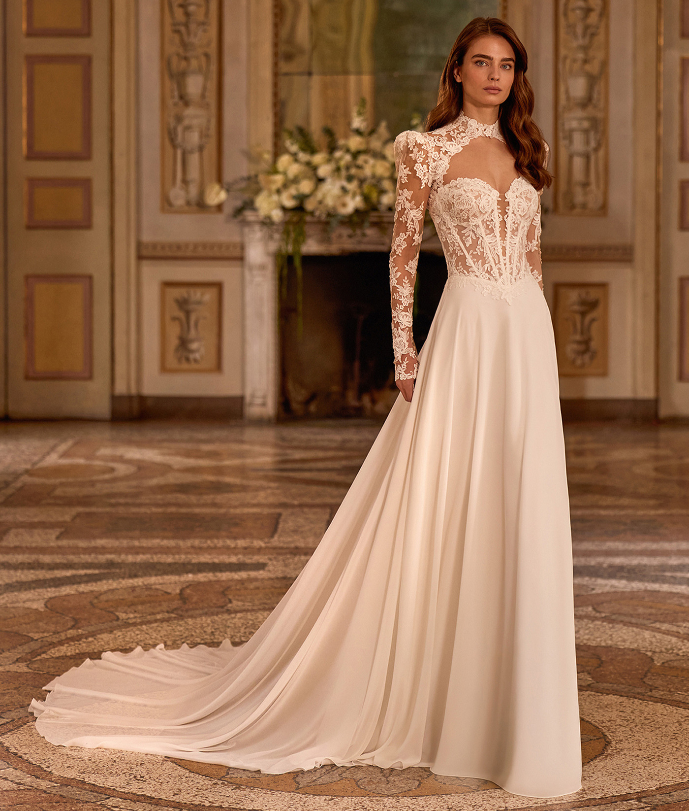 Cosmos face Alberto Palatchi robe de mariée fluide A-line trapèze bustier corset dentelle bolero manches longues traîne magasin de robes de mariée Annecy