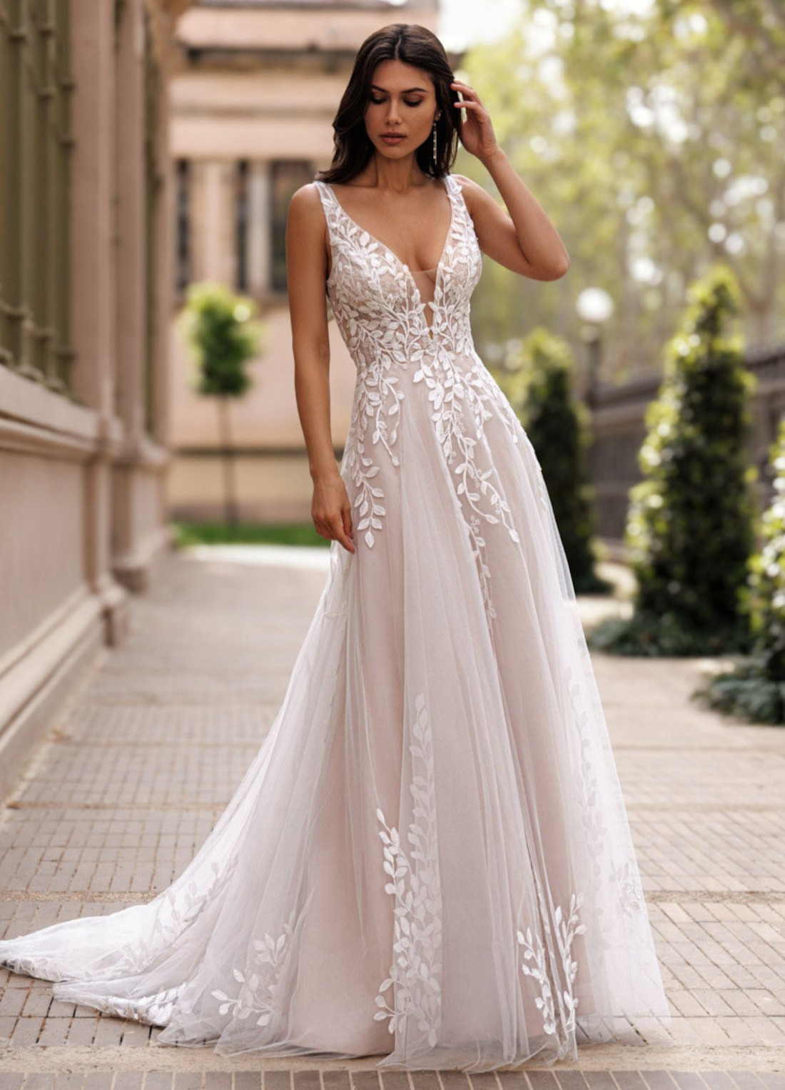 EB0227 face Ellebeline robe de mariée princesse A-line trapèze tulle dentelle traîne décolleté V magasin de robes de mariée Paris
