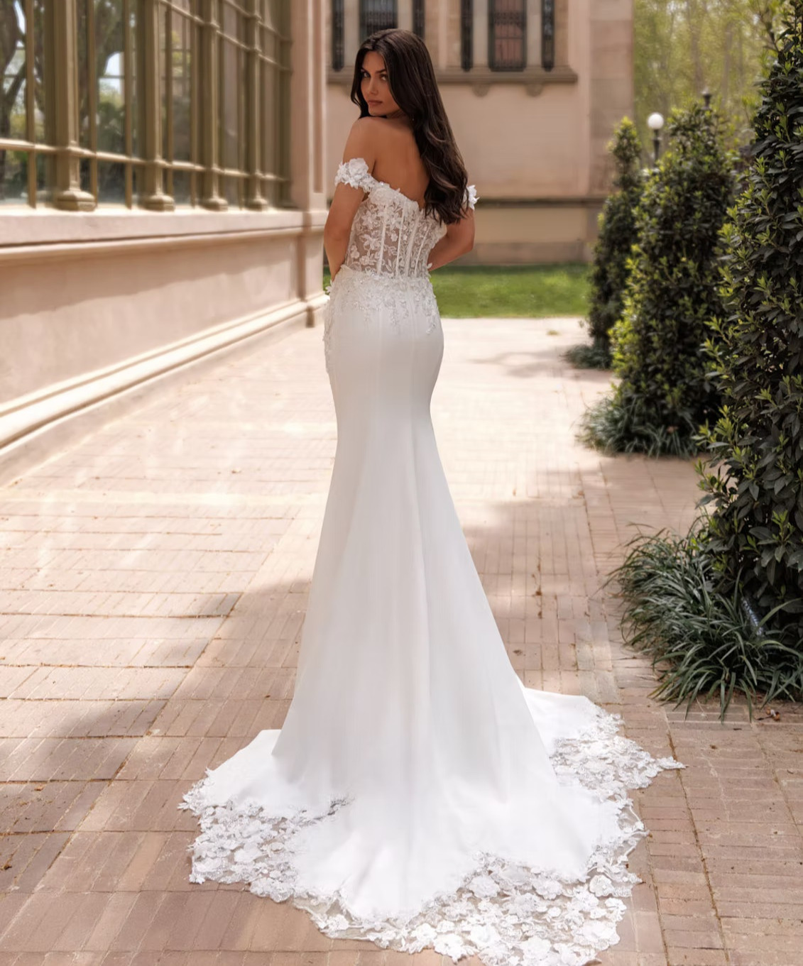 EB0250 dos Ellebeline robe de mariée sirène bustier coeur dentelle manchettes jupe crêpe drapé traîne magasin de robes de mariée Annecy