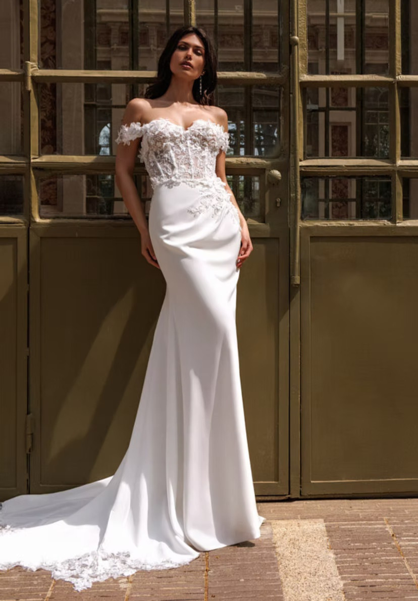 EB0250 face Ellebeline robe de mariée sirène bustier coeur dentelle manchettes jupe crêpe drapé traîne magasin de robes de mariée Annecy