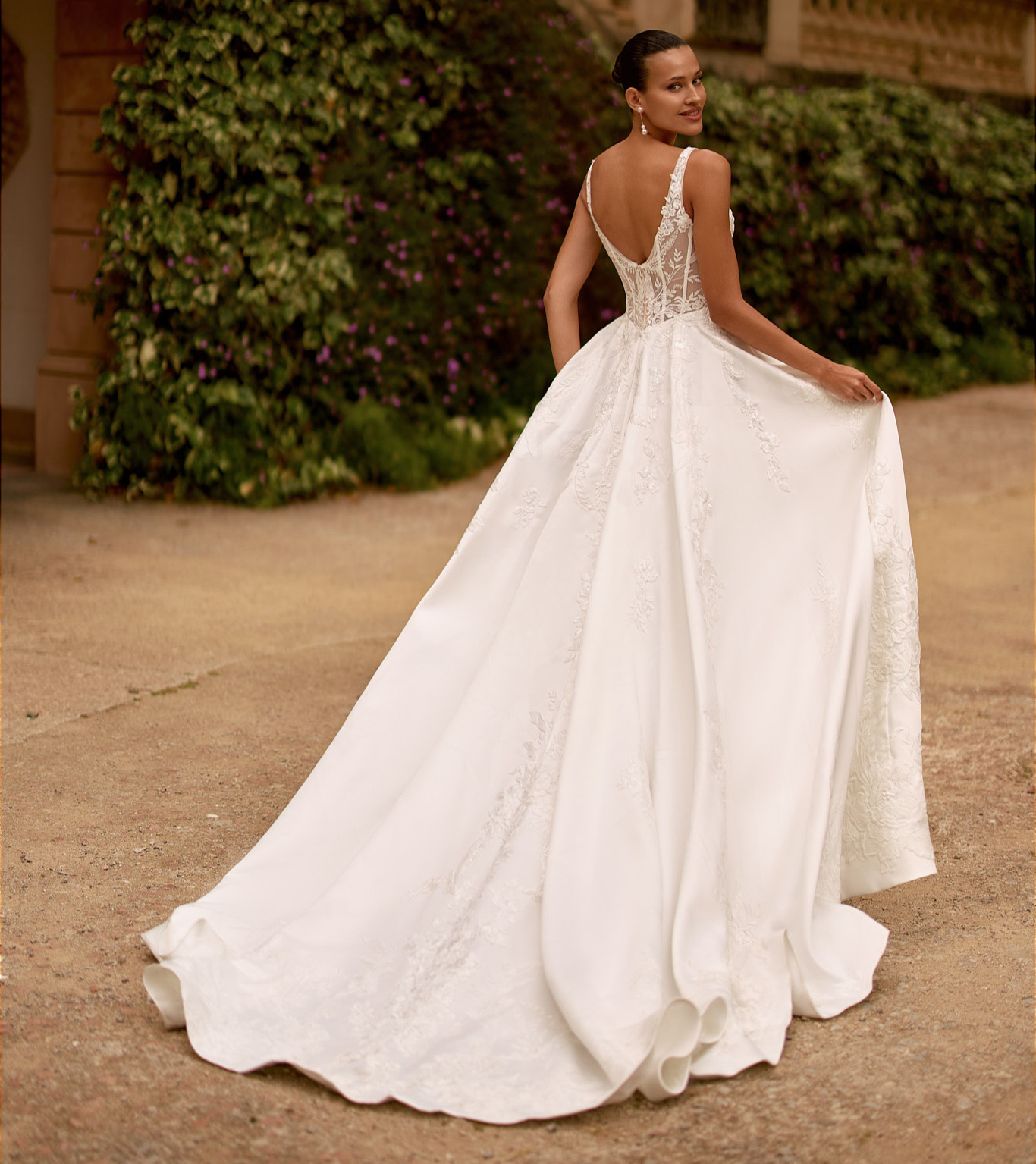 EB0290 dos Ellebeline robe de mariée princesse satin bustier dentelle bretelles traîne magasin de robes de mariée Paris