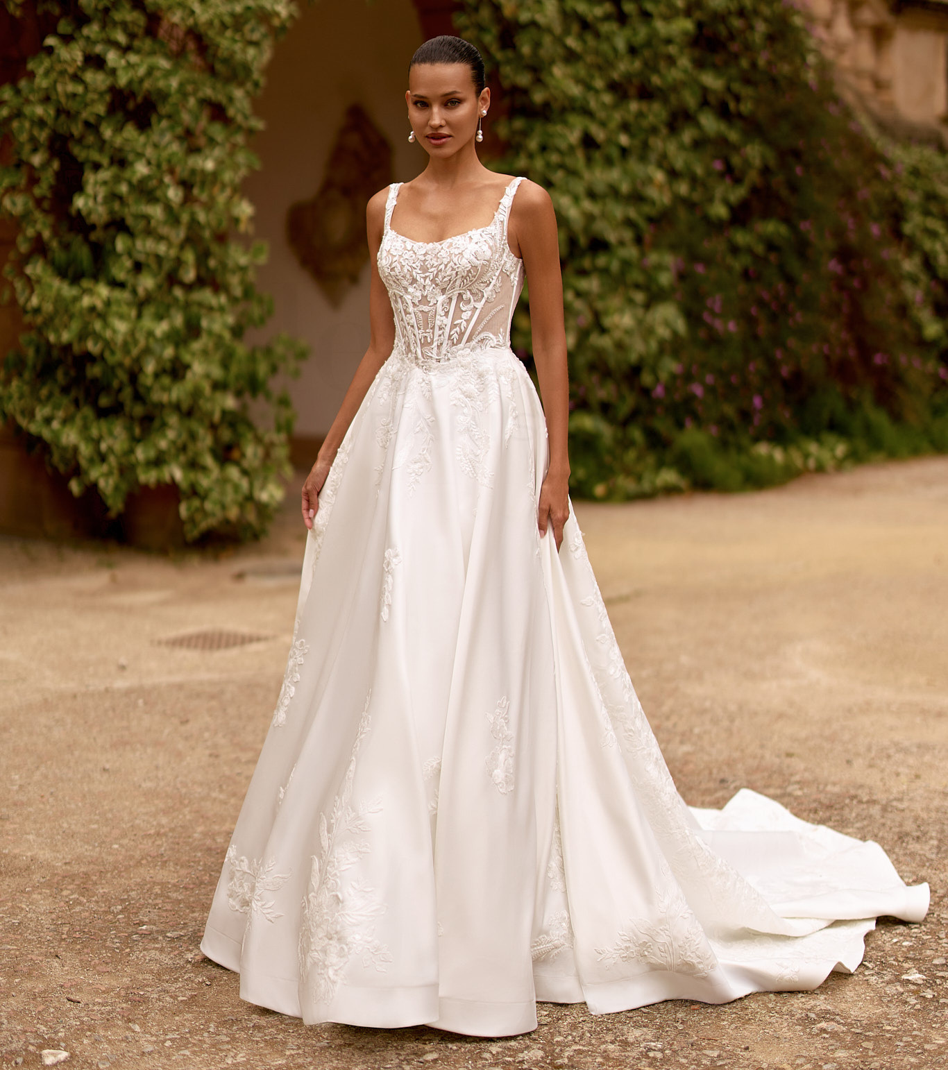 EB0290 face Ellebeline robe de mariée princesse satin bustier dentelle bretelles traîne magasin de robes de mariée Paris