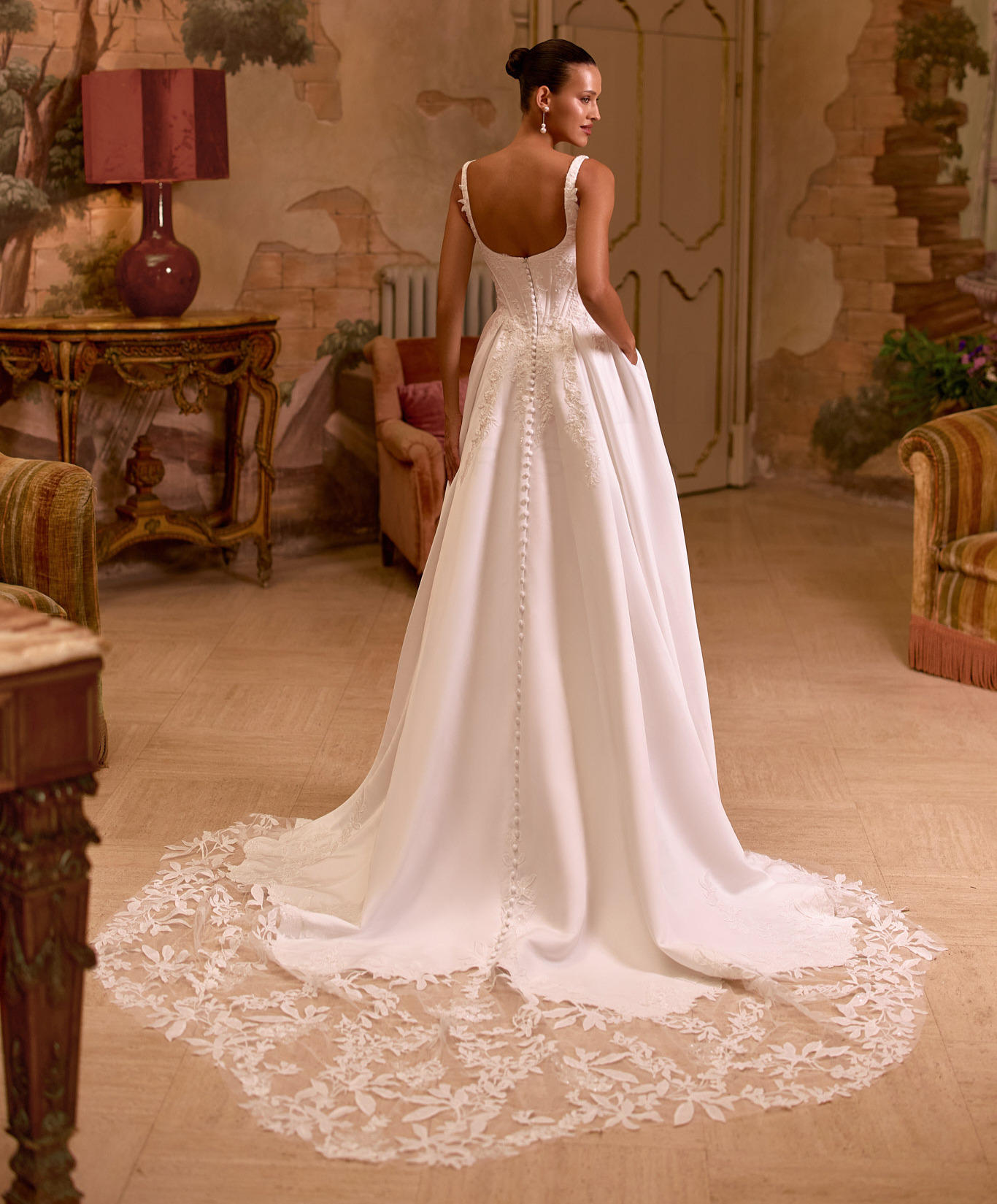EB0300 dos Ellebeline robe de mariée princesse satin col carré dentelle traîne dentelle magasin de robes de mariée Paris Annecy