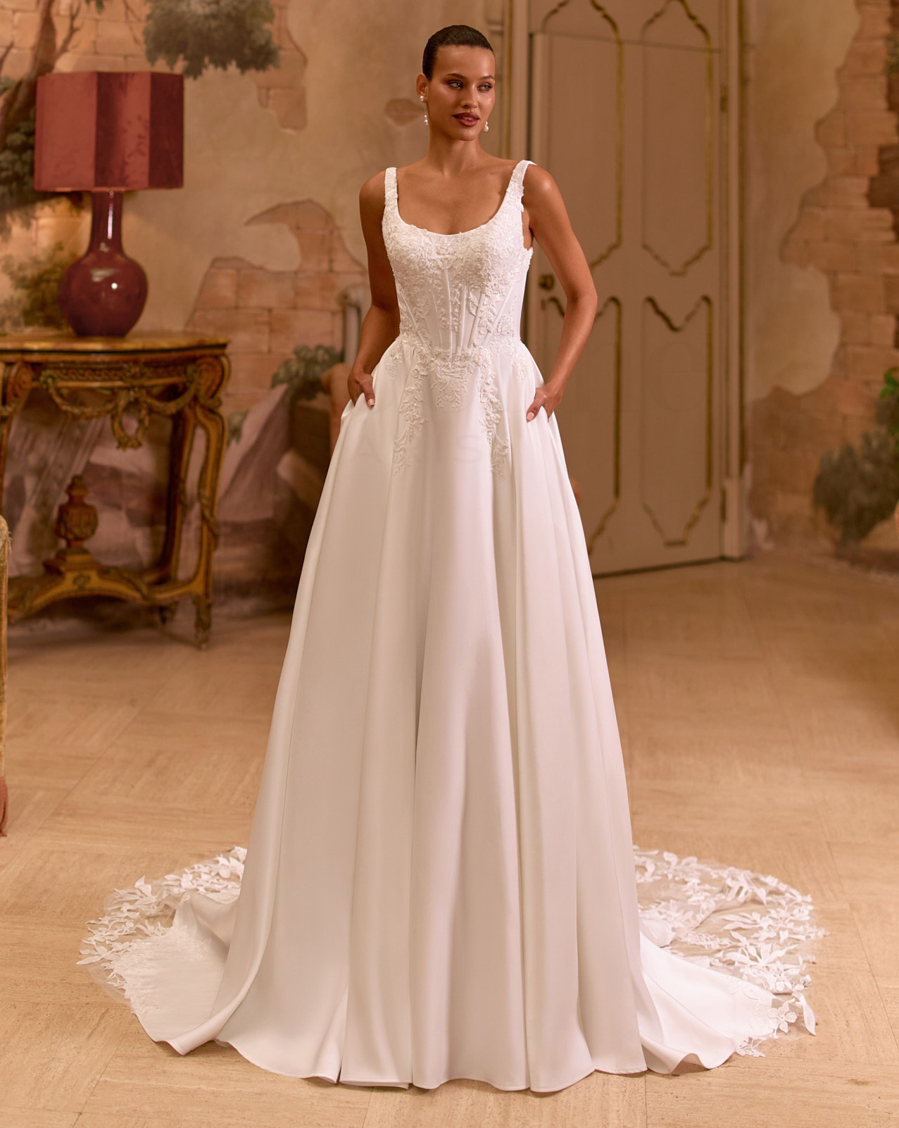 EB0300 face Ellebeline robe de mariée princesse satin col carré dentelle traîne dentelle magasin de robes de mariée Paris Annecy