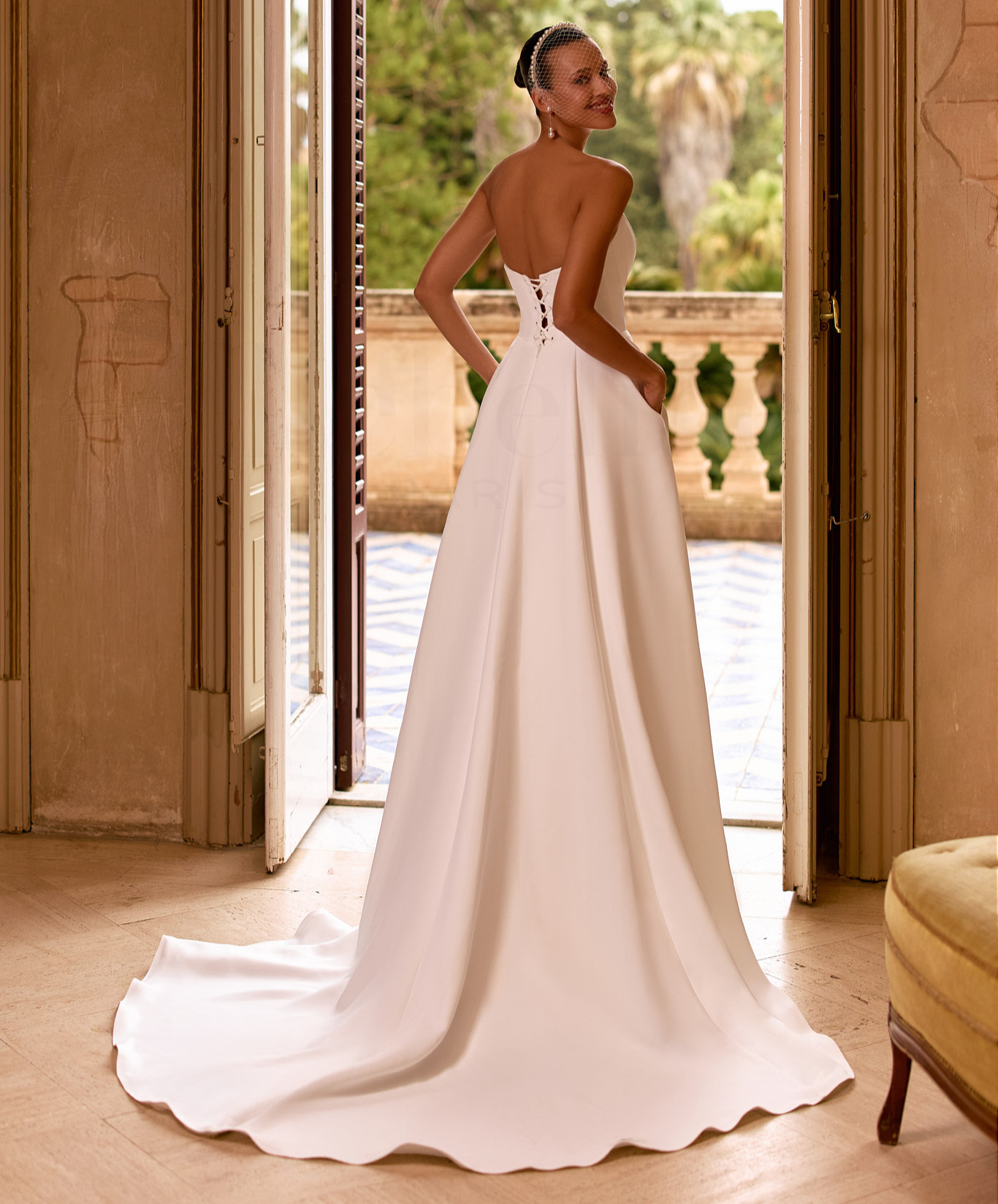 EB0306 dos Ellebeline robe de mariée trapèze saton bustier pointe décolleté coeur traîne magasin de robes de mariée Annecy