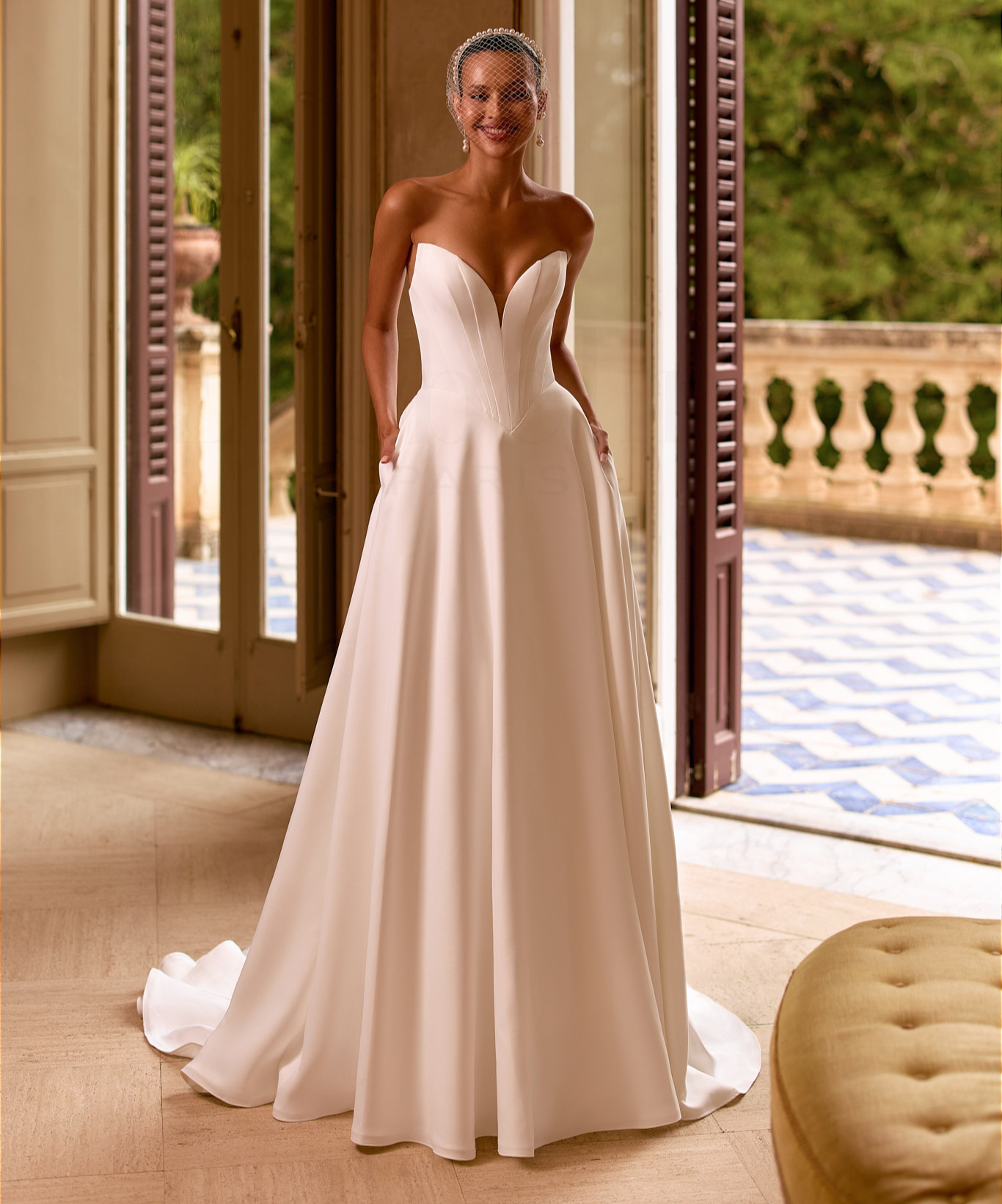 EB0306 face Ellebeline robe de mariée trapèze saton bustier pointe décolleté coeur traîne magasin de robes de mariée Annecy