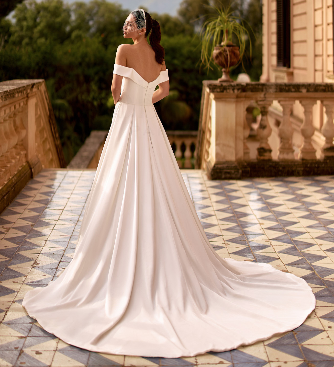 EB0318 dos Ellebeline robe de mariée trapèze saton top cache coeur drapé manchettes jupe à plis traîne magasin de robes de mariée Annecy