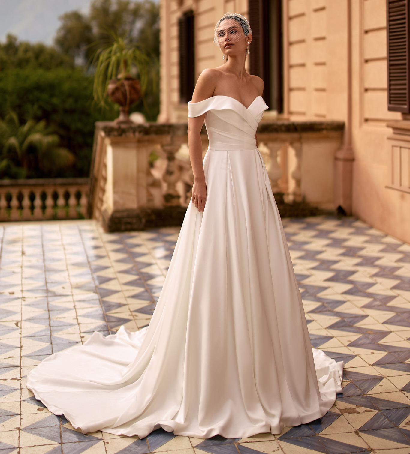EB0318 face Ellebeline robe de mariée trapèze saton top cache coeur drapé manchettes jupe à plis traîne magasin de robes de mariée Annecy