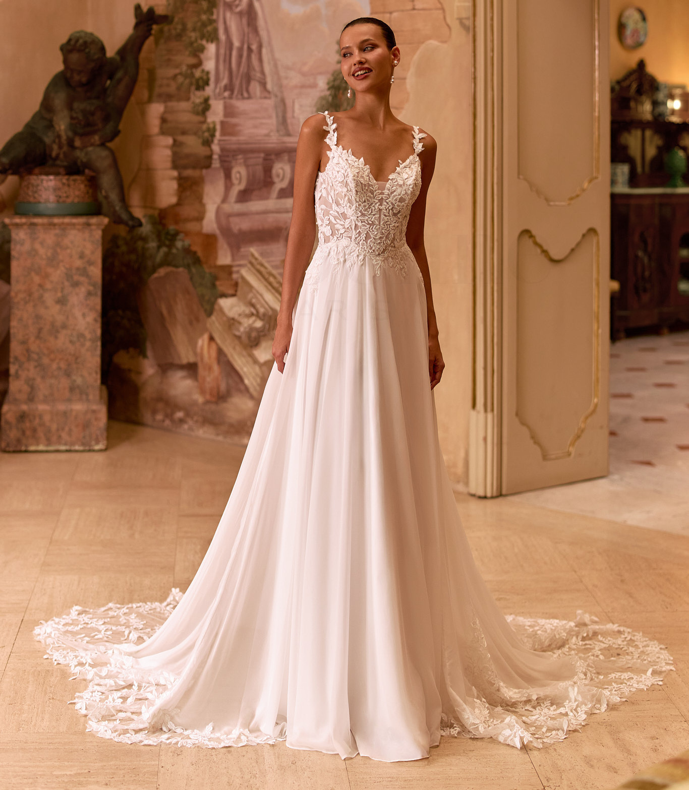 EB0330 face Ellebeline robe de mariée trapèze mousseline top décolleté V bretelles fines traîne dentelle magasin de robes de mariage O'scarlett Paris Annecy