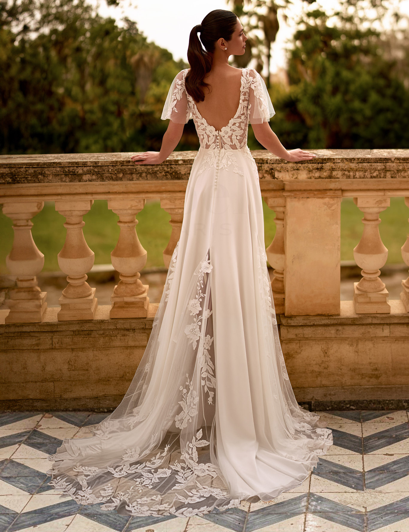 EB0331 dos Ellebeline robe de mariée fluide simple boheme épurée top décolleté V manches courtes fluide jupe mousseline dentelle traîne magasin de robes de mariée Paris