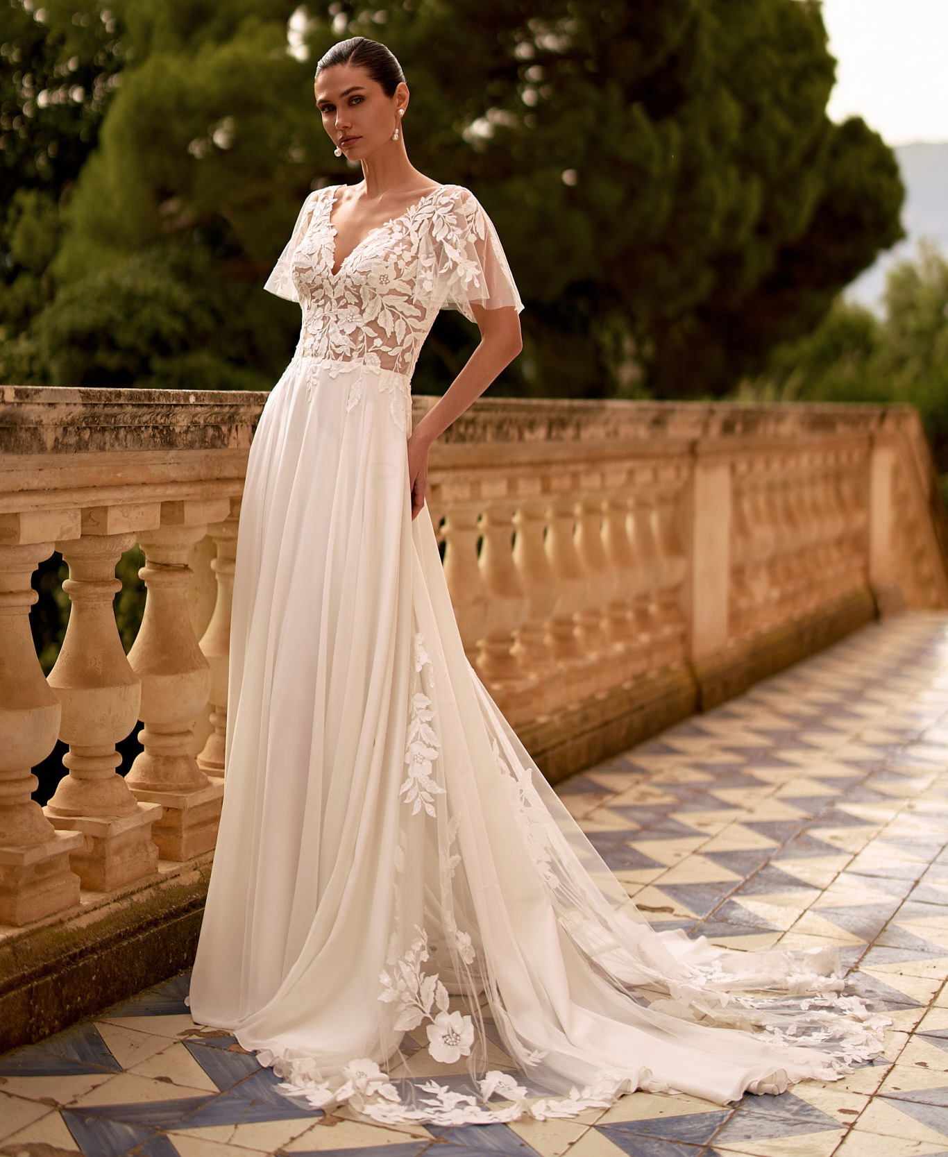 EB0331 face Ellebeline robe de mariée fluide simple boheme épurée top décolleté V manches courtes fluide jupe mousseline dentelle traîne magasin de robes de mariée Paris
