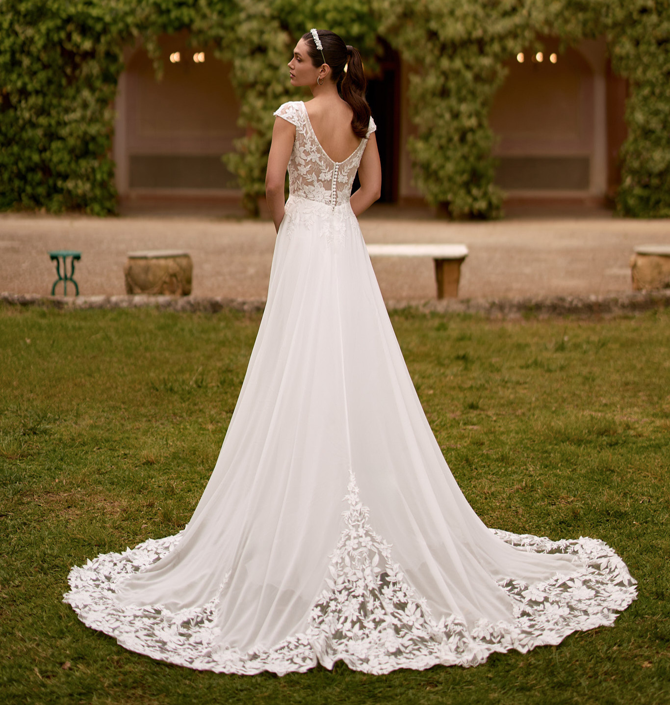 EB0332 dos Ellebeline robe de mariée fluide simple épurée top décolleté V manchettes dentelle jupe mousseline fendue traîne dentelle magasin de robes de mariage O'scarlett Paris Annecy