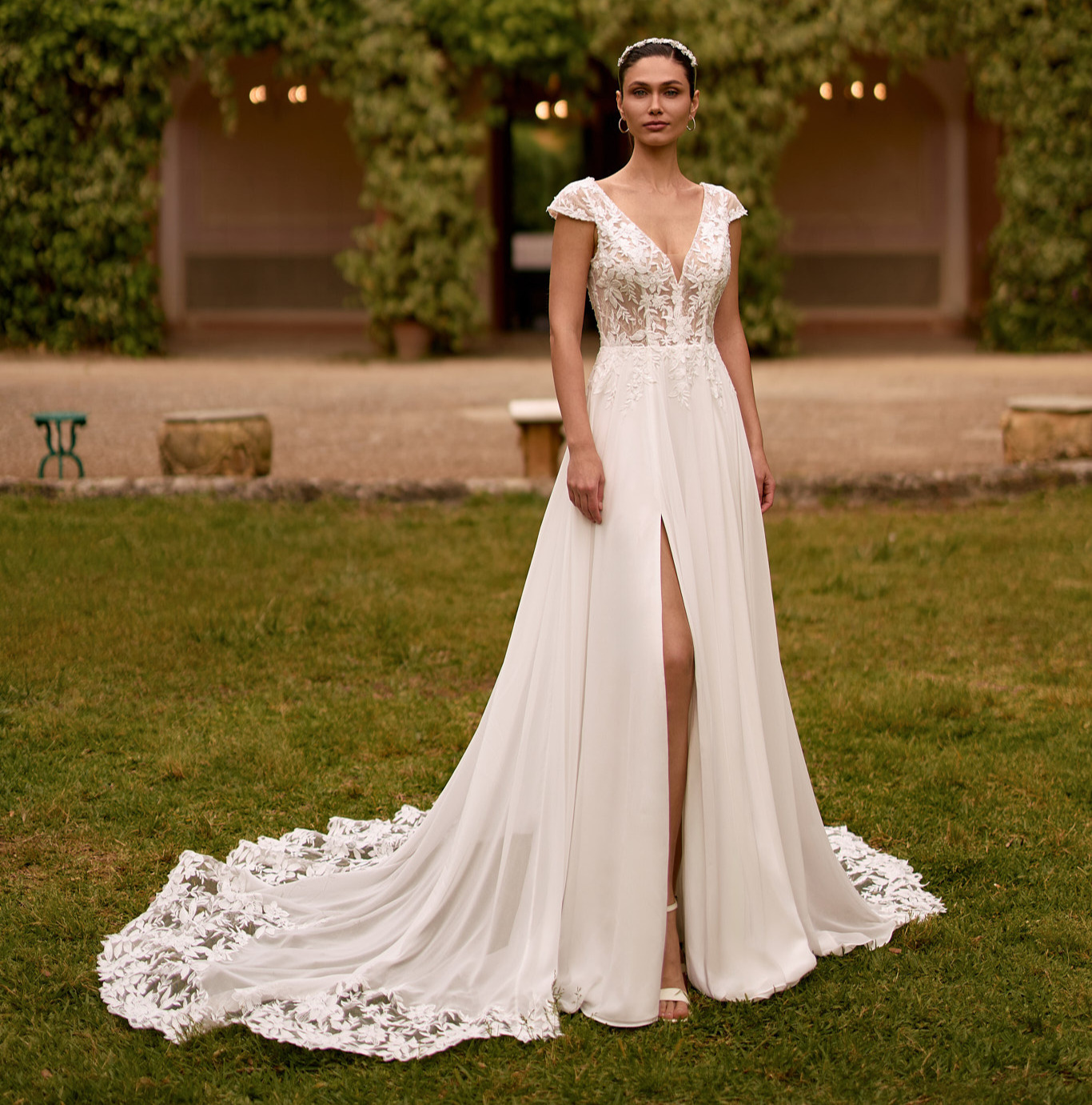 EB0332 face Ellebeline robe de mariée fluide simple épurée top décolleté V manchettes dentelle jupe mousseline fendue traîne dentelle magasin de robes de mariage O'scarlett Paris Annecy