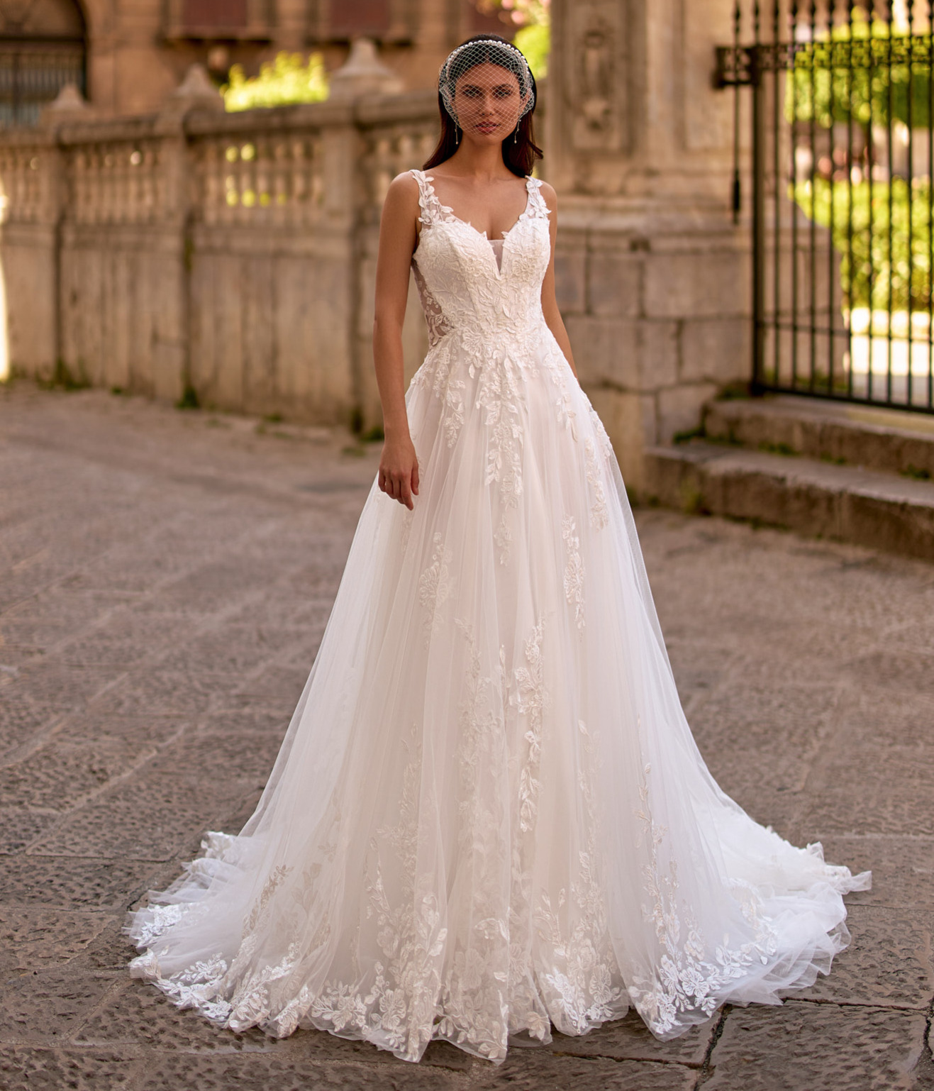 EB0336 face Ellebeline robe de mariée princesse tulle dentelle décolleté V traîne magasin de robes de mariée Annecy