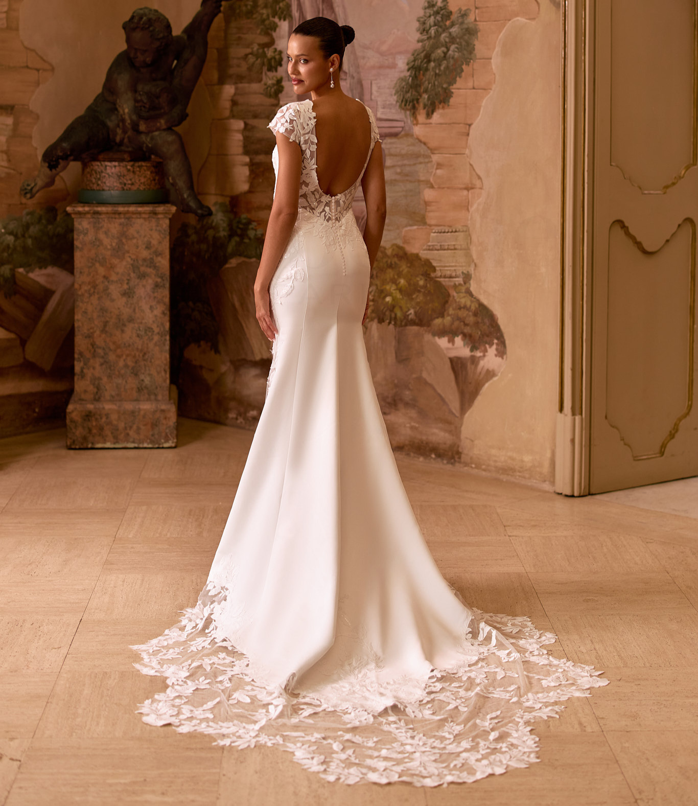 EB0356 dos Ellebeline robe de mariée sirène crêpe dentelle décolleté V manchettes traîne dentelle magasin de robes de mariée Annecy