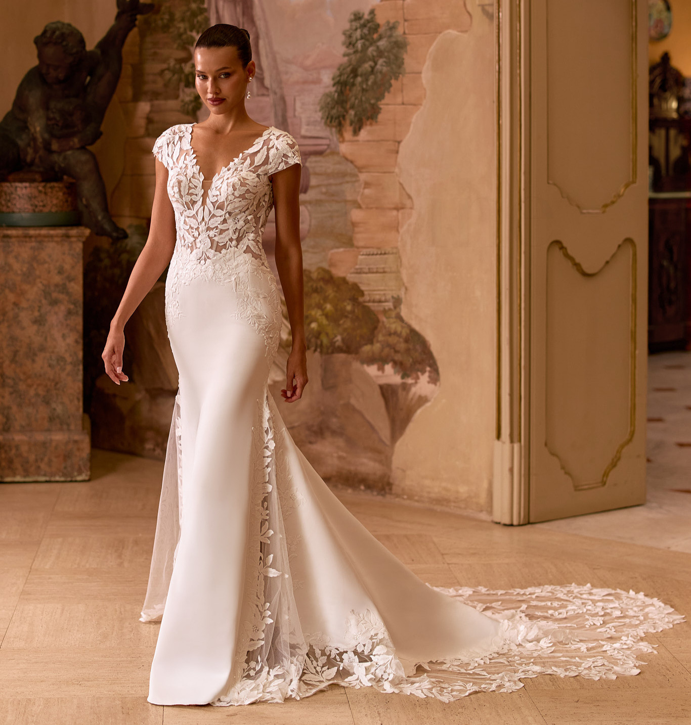 EB0356 face Ellebeline robe de mariée sirène crêpe dentelle décolleté V manchettes traîne dentelle magasin de robes de mariée Annecy