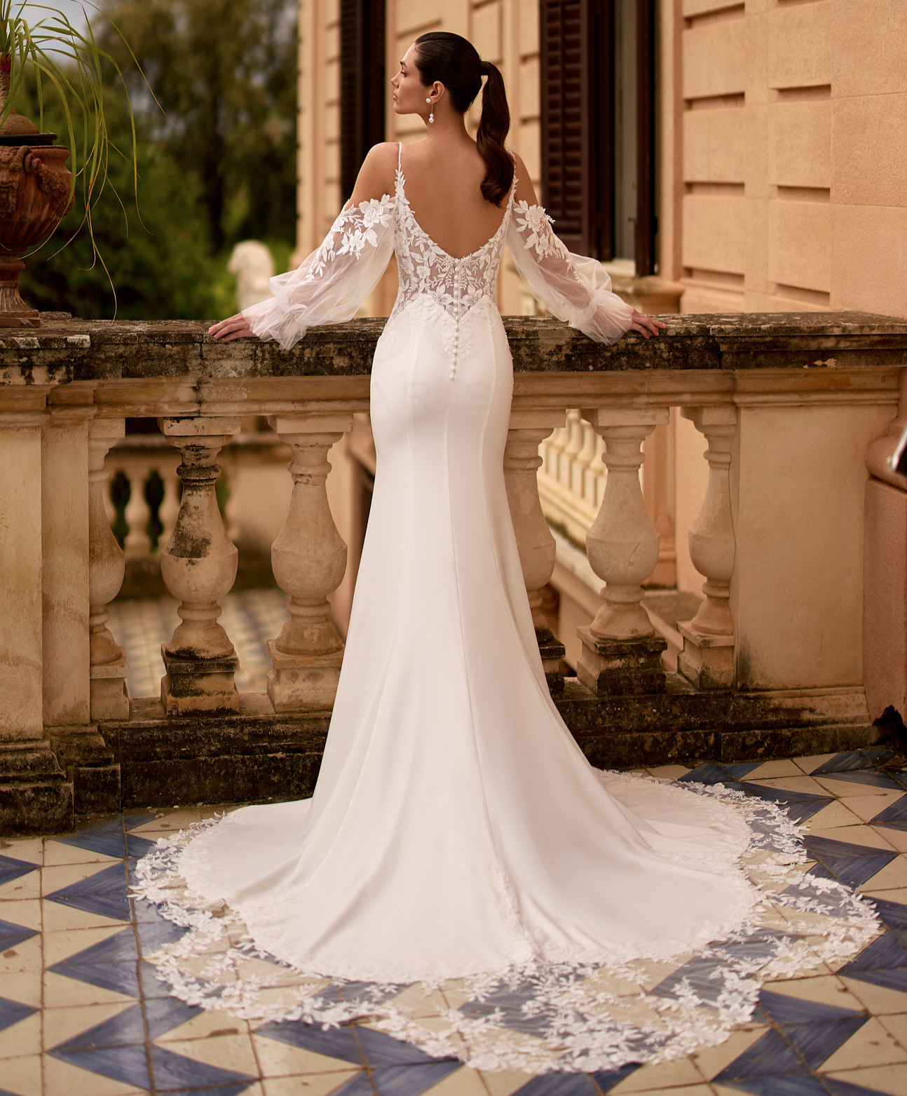 EB0358 dos Ellebeline robe de mariée fluide traèze top dentelle décolleté V bretelles fines traîne dentelle manches tulle dentelle bouffantes magasin de robes de mariée Annecy