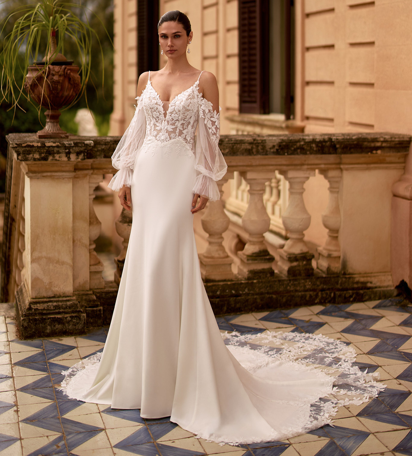 EB0358 face Ellebeline robe de mariée fluide traèze top dentelle décolleté V bretelles fines traîne dentelle manches tulle dentelle bouffantes magasin de robes de mariée Annecy