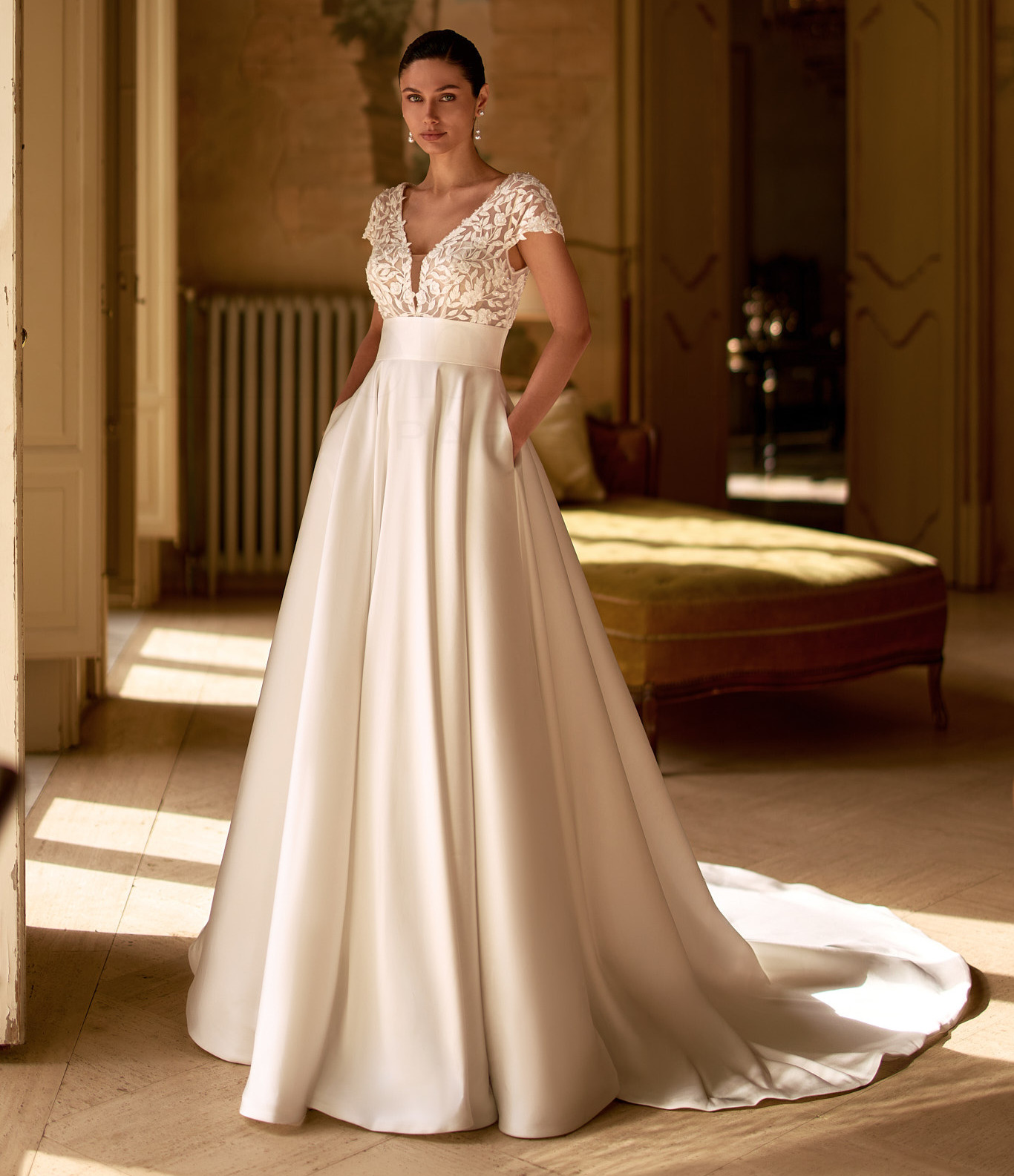 EB0360 face Ellebeline robe de mariée princesse top dentelle décolleté V ceinture jupe traîne mikado magasin de robes de mariée Paris