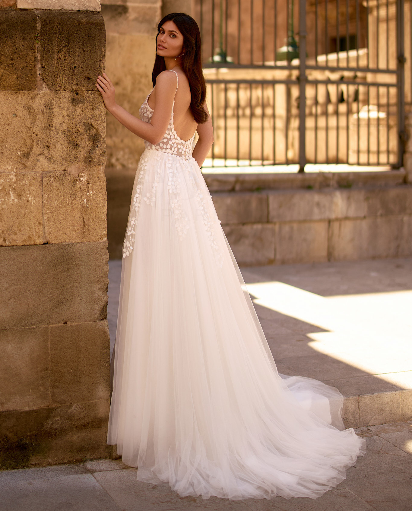 EB0365 dos Ellebeline robe de mariée A-line trapèze top dentelle jupe tille fendue traîne magasin de robes de mariée Paris
