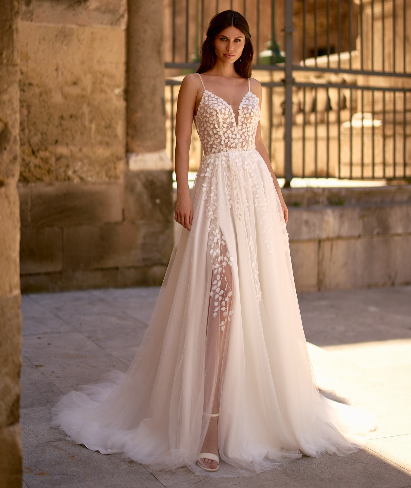 EB0365 face Ellebeline robe de mariée A-line trapèze top dentelle jupe tille fendue traîne magasin de robes de mariée Paris