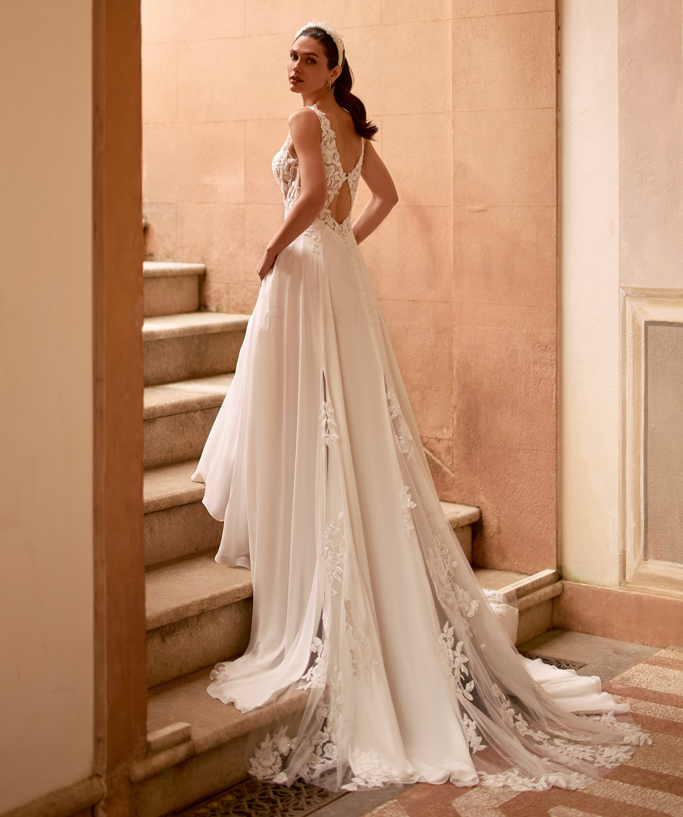 EB0366 dos Ellebeline robe de mariée fluide trapèze top dentelle décolleté V jupe mousseline traîne magasin de robes de mariée Paris