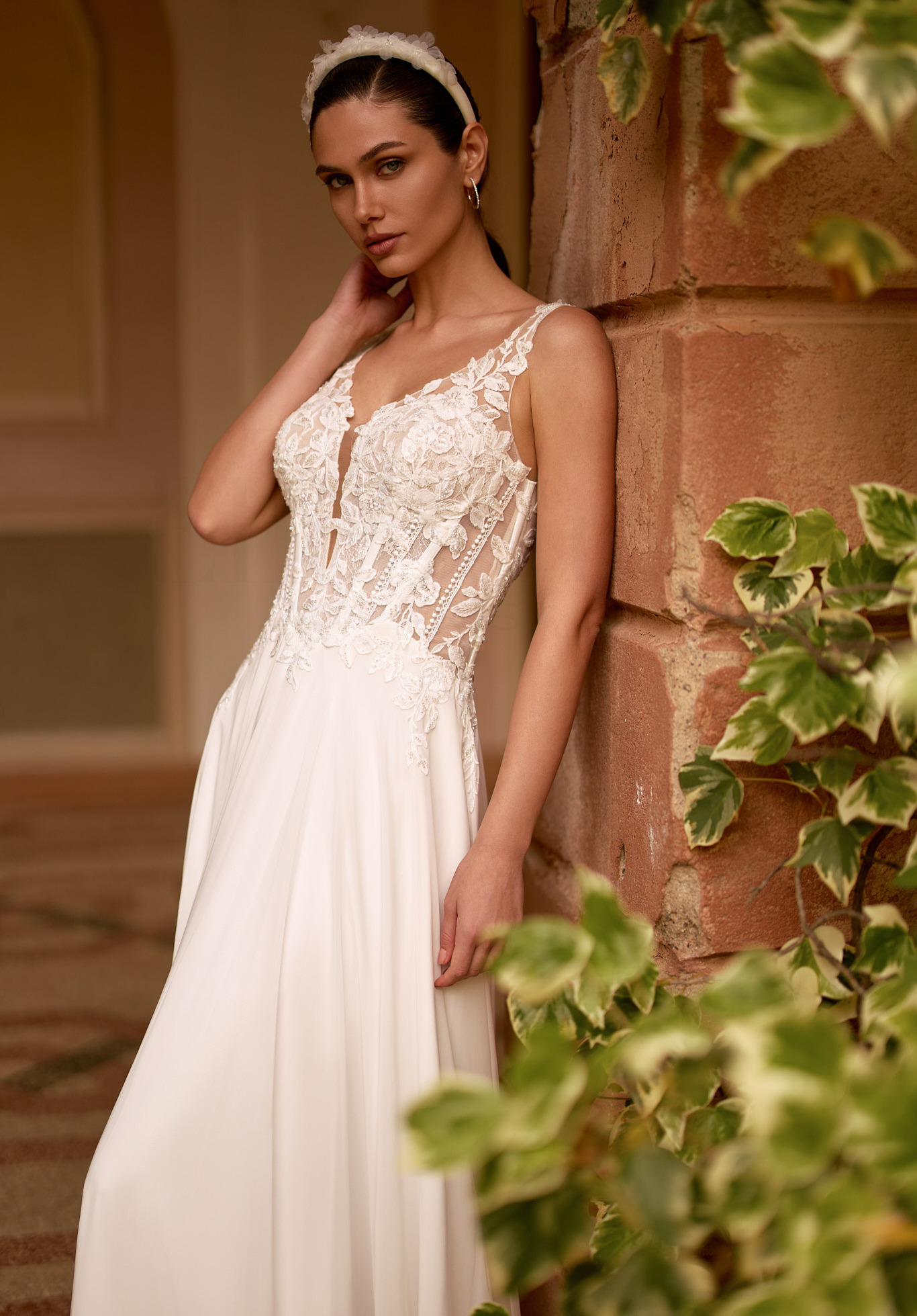 EB0366 face Ellebeline robe de mariée fluide trapèze top dentelle décolleté V jupe mousseline traîne magasin de robes de mariée Paris