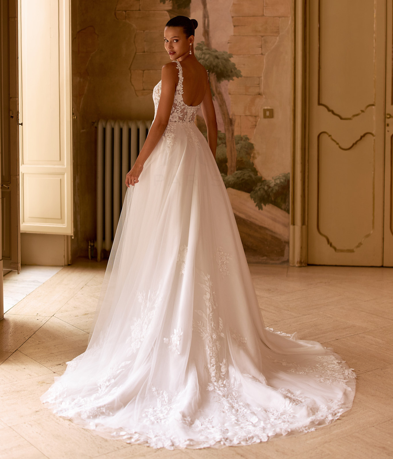 EBO341 dos Ellebeline robe de mariée princesse tulle dentelle décolleté V traîne magasin de robes de mariée Annecy