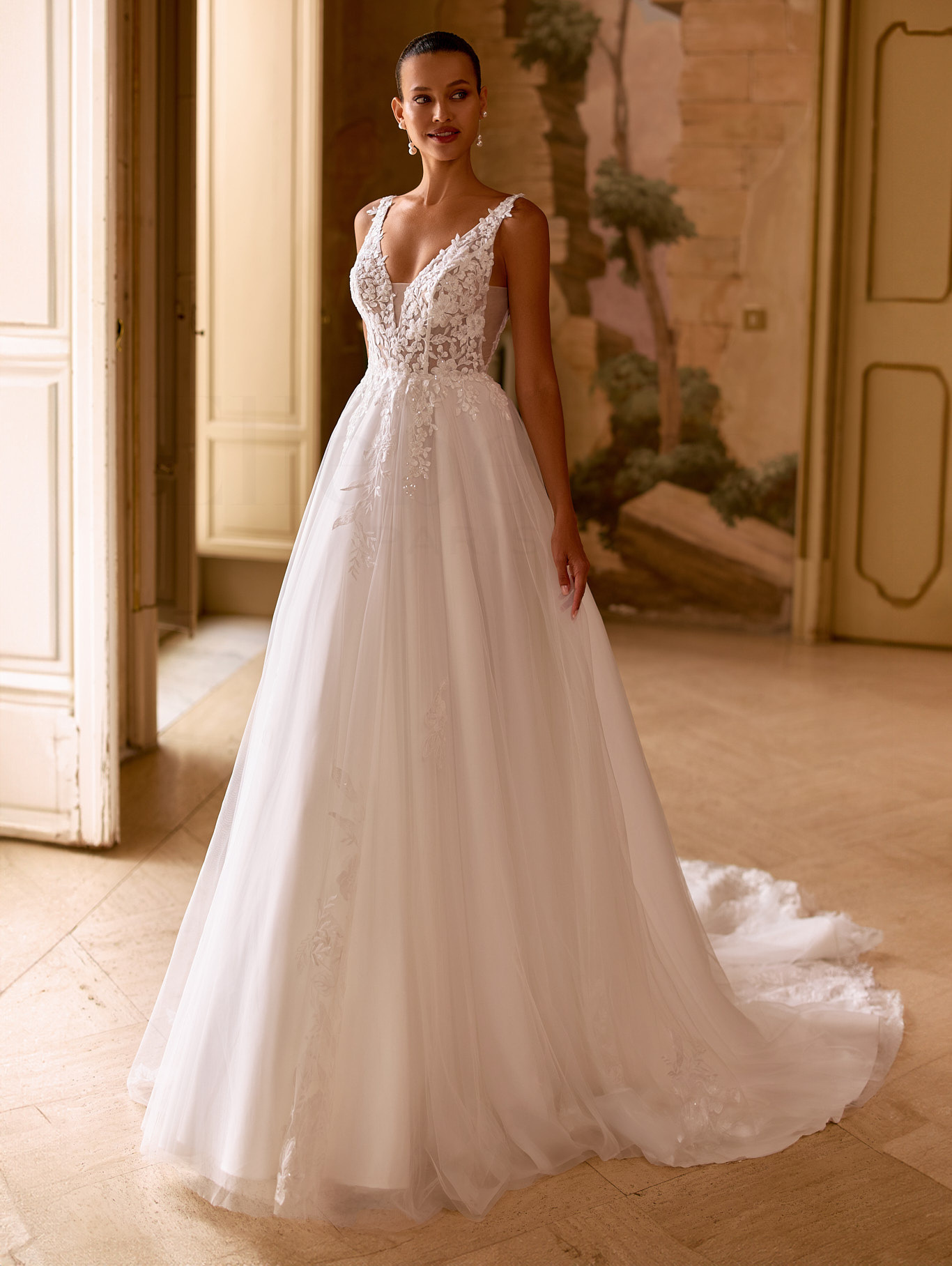 EBO341 face Ellebeline robe de mariée princesse tulle dentelle décolleté V traîne magasin de robes de mariée Annecy