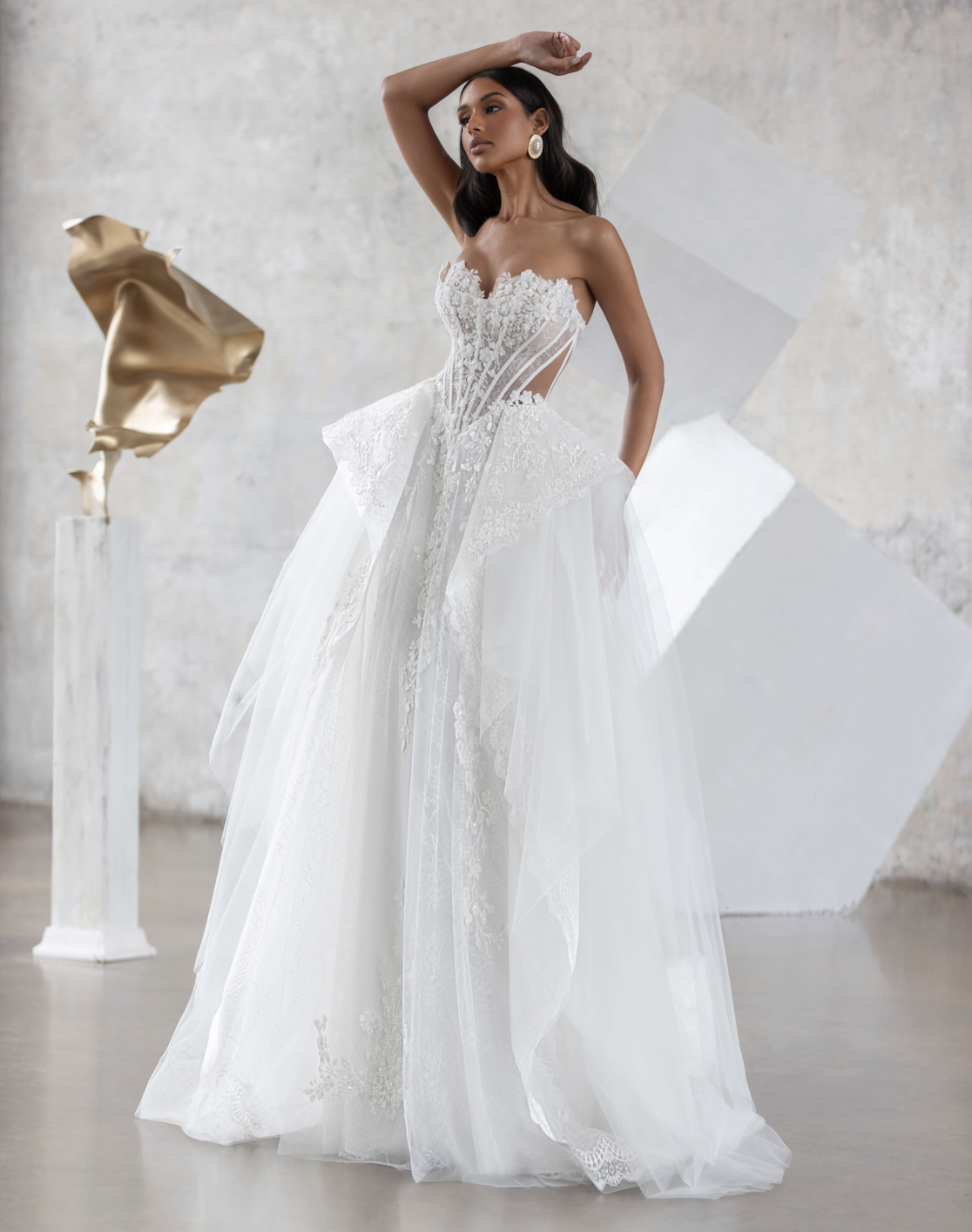 Finesse face Jarice robe de mariée princesse bustier coeur dentelle jupe tulle dentelle magasin de robes de mariée Annecy