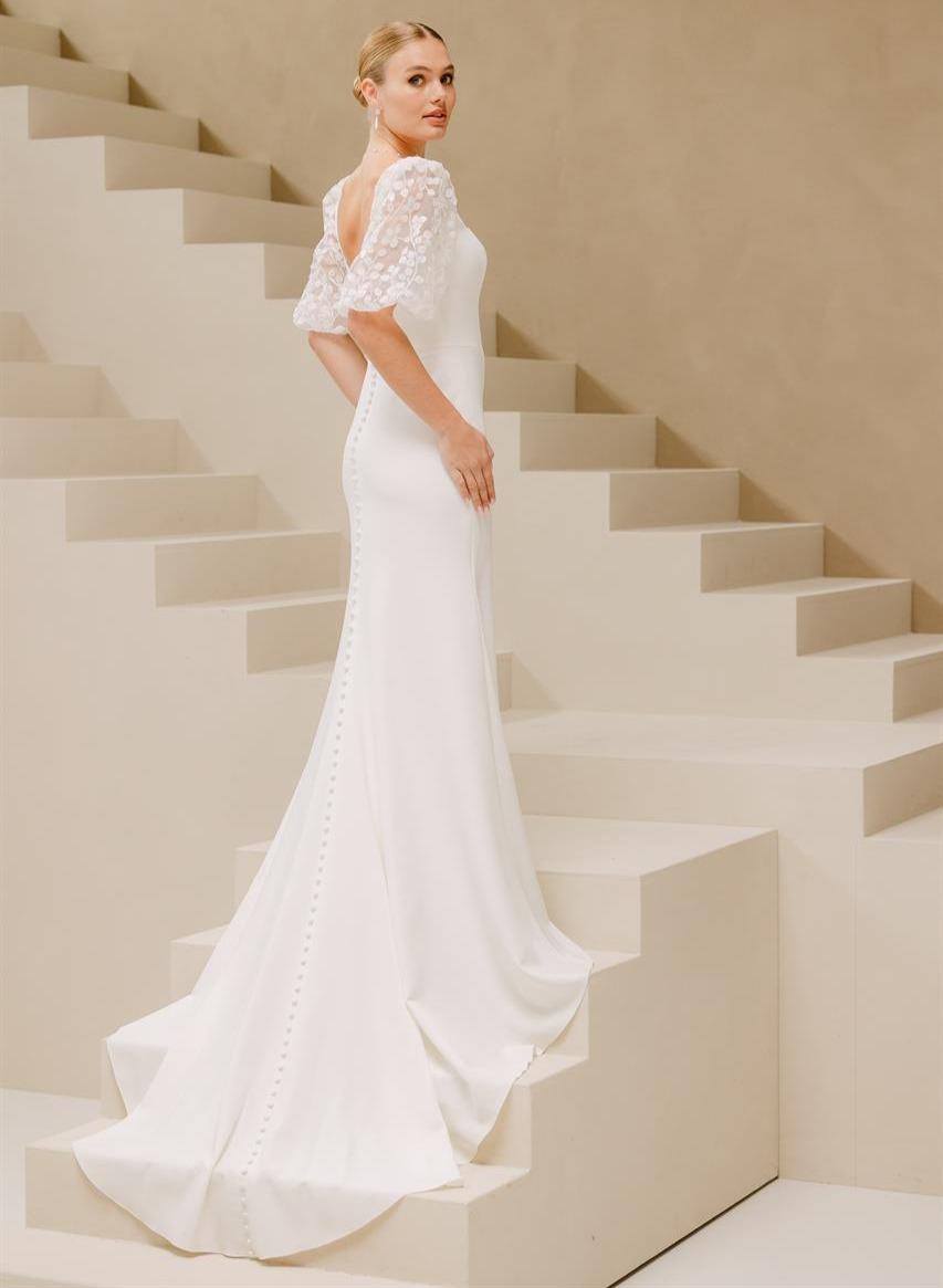 Florencia1 dos Marylise robe de mariée longue fluide crêpe décolleté coeur manches bouffantes dentelle jupe fendue traîne magasin de robes de mariée Annecy