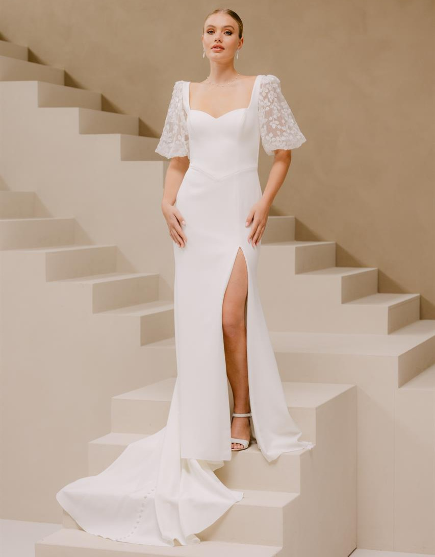 Florencia1 face Marylise robe de mariée longue fluide crêpe décolleté coeur manches bouffantes dentelle jupe fendue traîne magasin de robes de mariée Annecy
