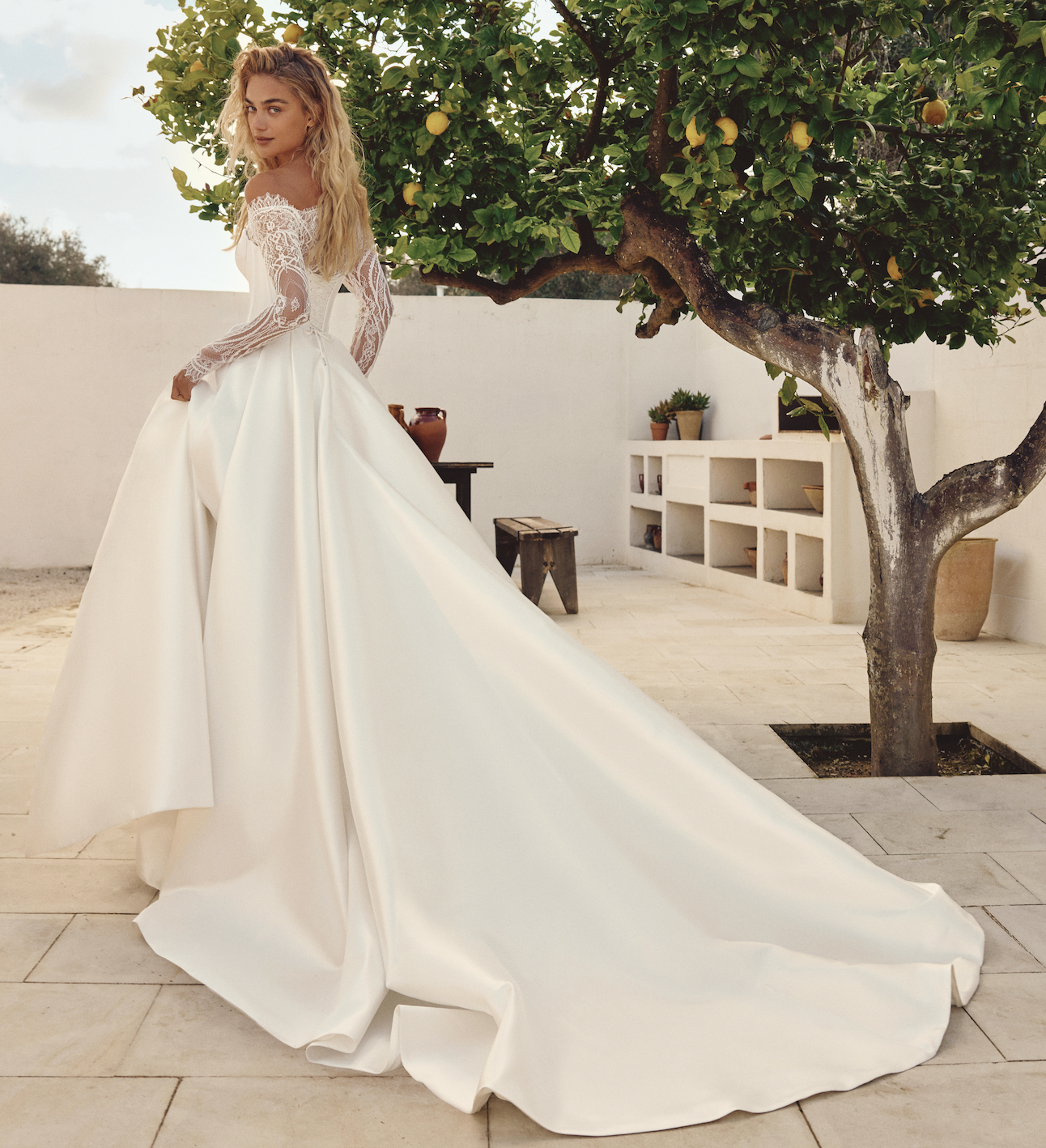 Fuego dos Eva Lendel robe de mariée princesse mikado bustier coeur jupe fendue dentelle body dentelle manches longues magasin de robes de mariée Paris