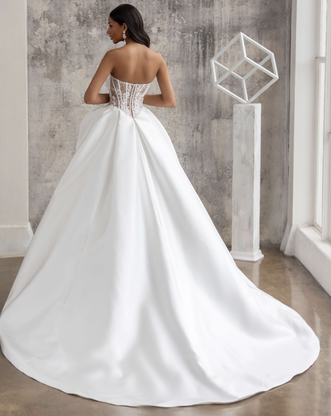 Fusina dos Jarice robe de mariée princesse bustier noeud mikado dentelle jupe tulle et pan asymétrique mikado magasin de robes de mariée Paris