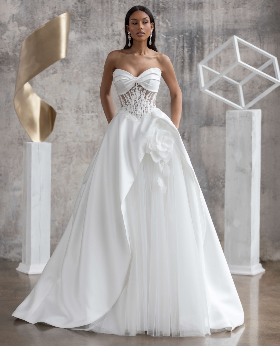 Fusina face Jarice robe de mariée princesse bustier noeud mikado dentelle jupe tulle et pan asymétrique mikado magasin de robes de mariée Paris
