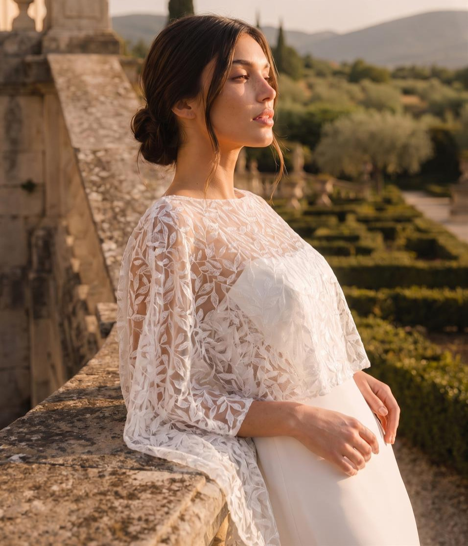 Imelda cape face Marylise cape dentelle magasin de robes de mariée Paris
