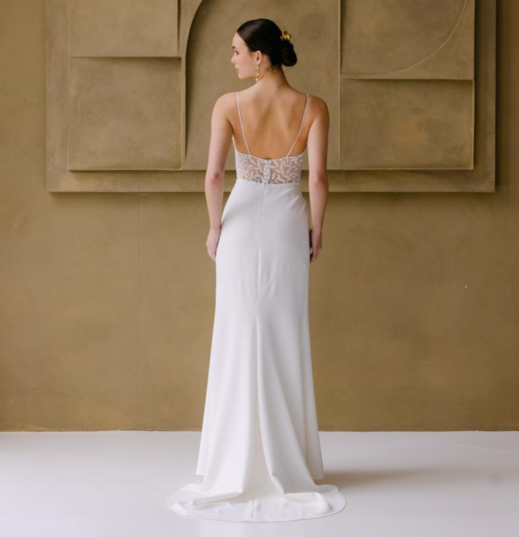 Imelda dos Marylise robe de mariée fluide simple contemporaine épurée bohème top bustier bretelles fines jupe fendue dentelle traîne magasin de robes de mariage Paris