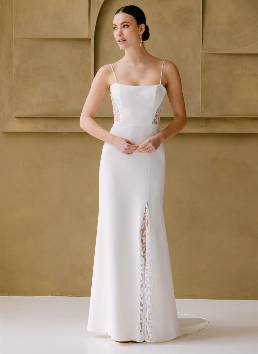 Imelda face Marylise robe de mariée fluide simple contemporaine épurée bohème top bustier bretelles fines jupe fendue dentelle traîne magasin de robes de mariage Paris
