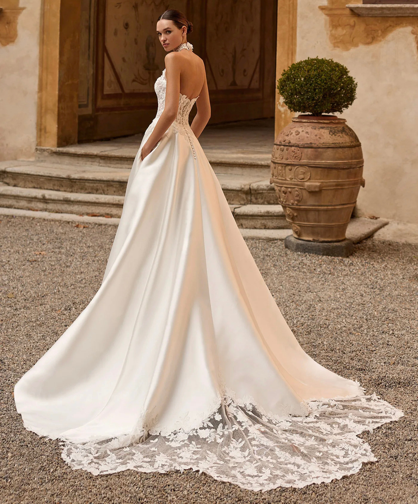 Irma dos Alberto Palatchi robe de mariée princesse satin encolure américaine dentelle traîne dentelle magasin de robes de mariée Annecy