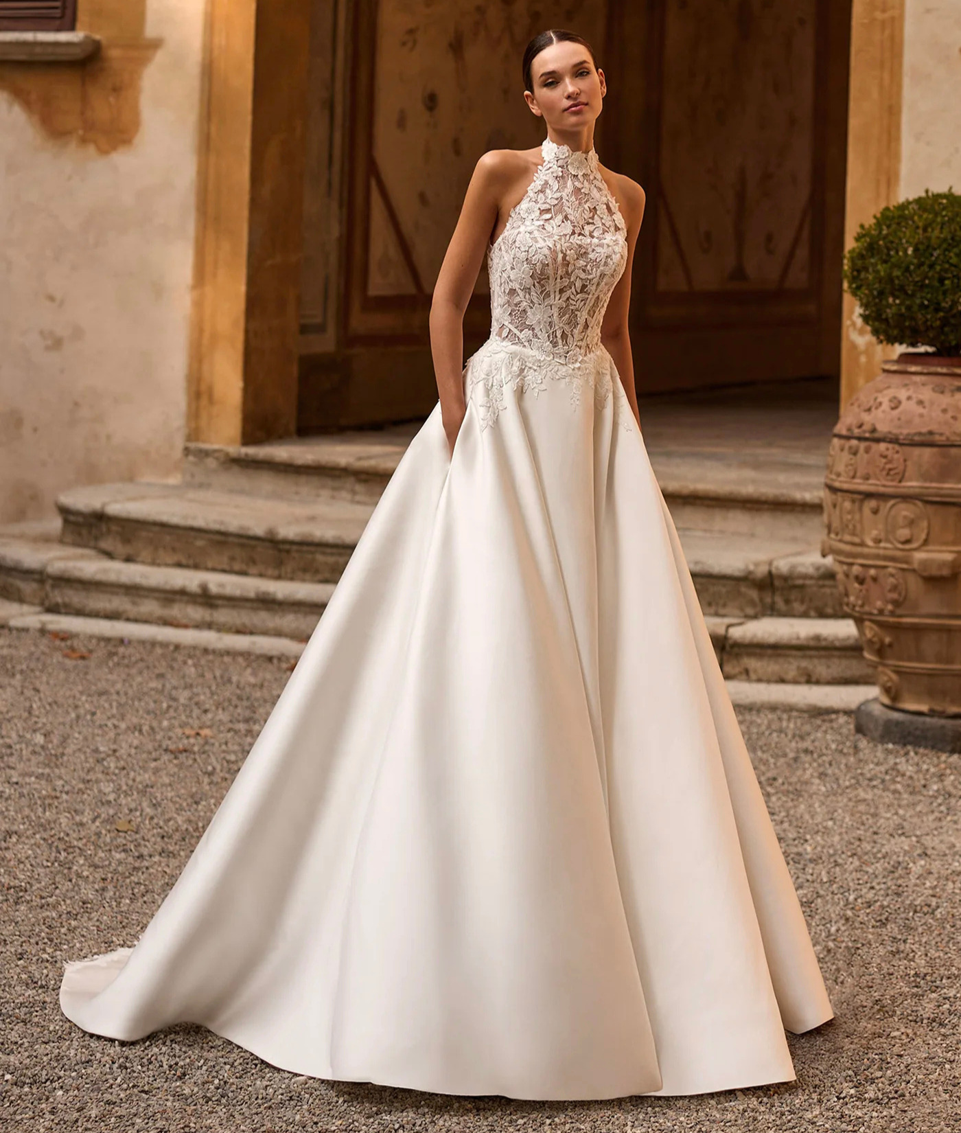 Irma face Alberto Palatchi robe de mariée princesse satin encolure américaine dentelle traîne dentelle magasin de robes de mariée Annecy