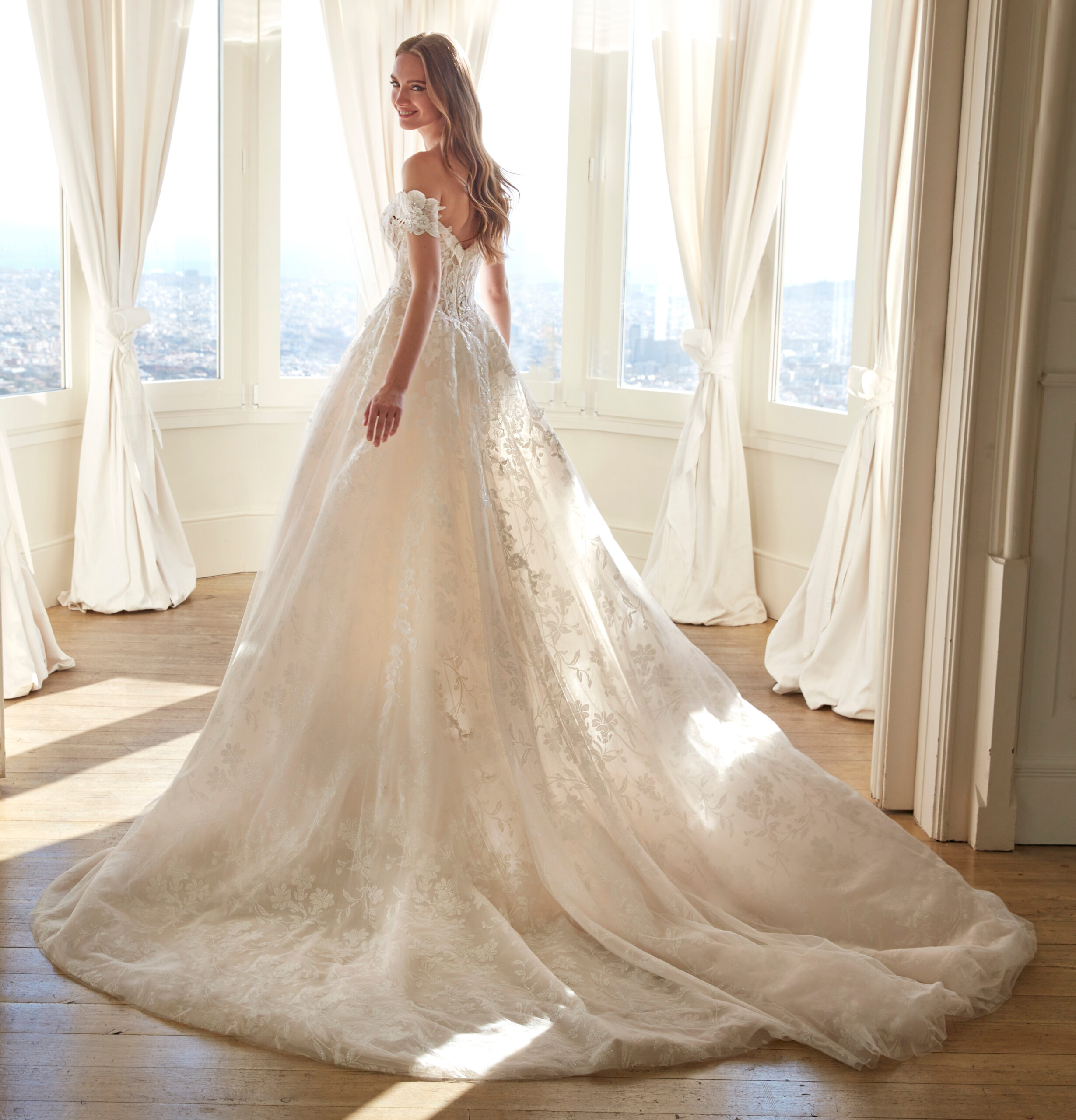 Juddy dos San patrick robe de mariée bustir coeur dentelle manchettes jupe tulle dentelle traîne magasin de robes de mariée Paris