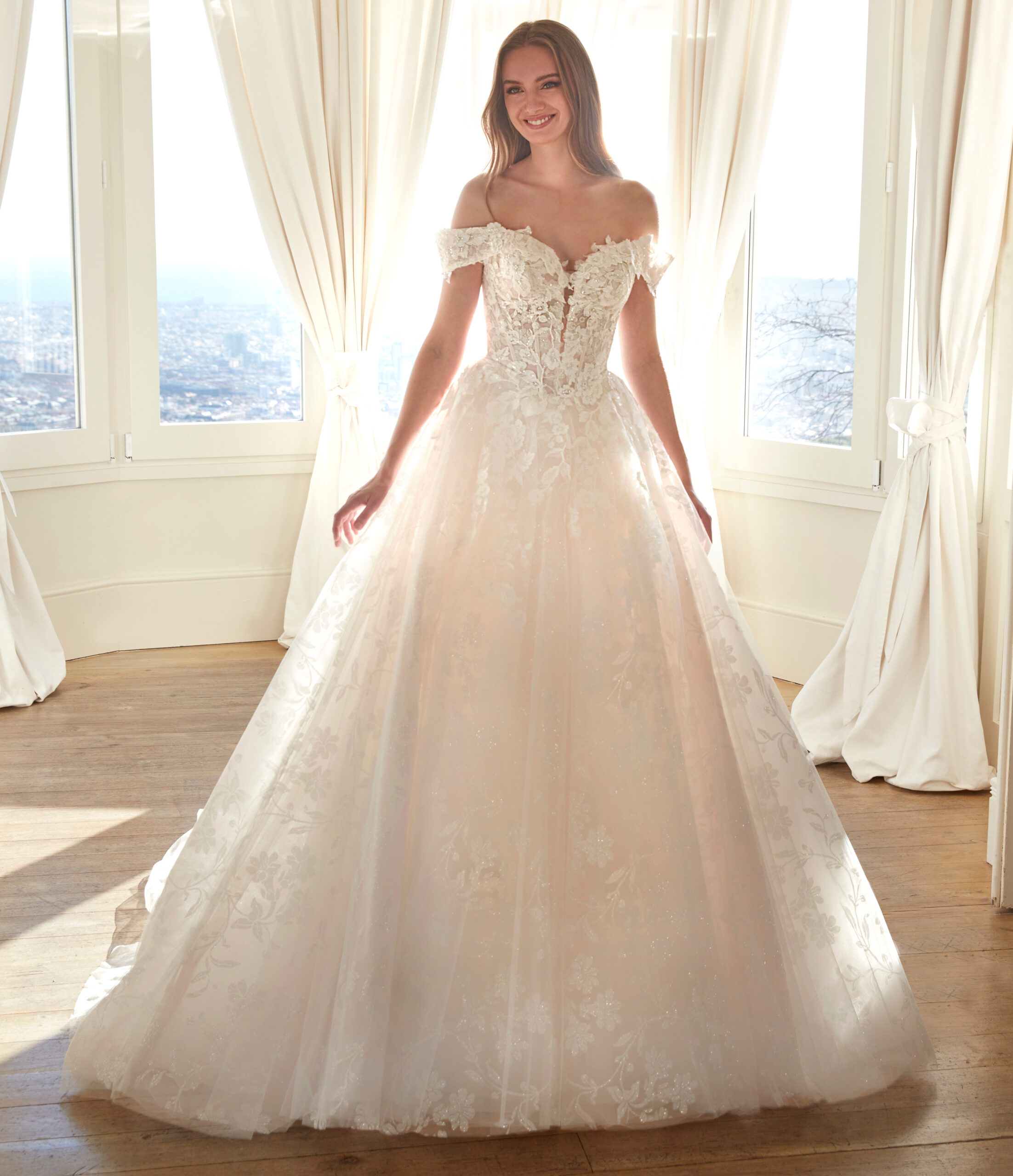 Juddy face San patrick robe de mariée bustir coeur dentelle manchettes jupe tulle dentelle traîne magasin de robes de mariée Paris