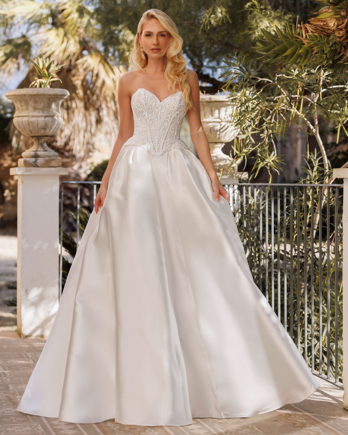 Kristina face Jarice robe de mariée princesse satin bustier pointe décolleté coeur traîne magasin de robes de mariée Annecy