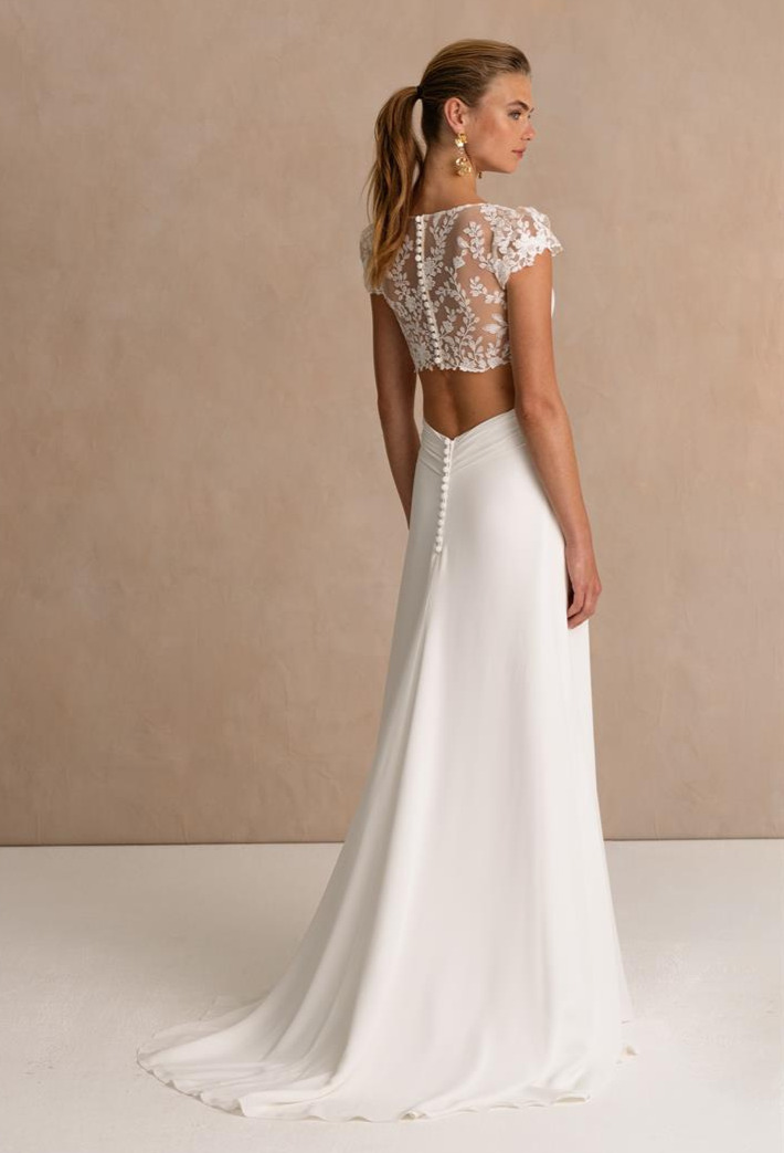 La Thuile dos Marylise robe de mariée fluide simple épurée contemporaine graphique décolleté V manchettes dentelle magasin de robes de marié Paris