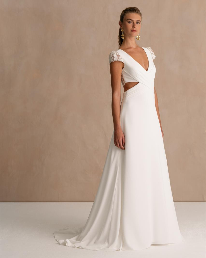 La Thuile face Marylise robe de mariée fluide simple épurée contemporaine graphique décolleté V manchettes dentelle magasin de robes de marié Paris